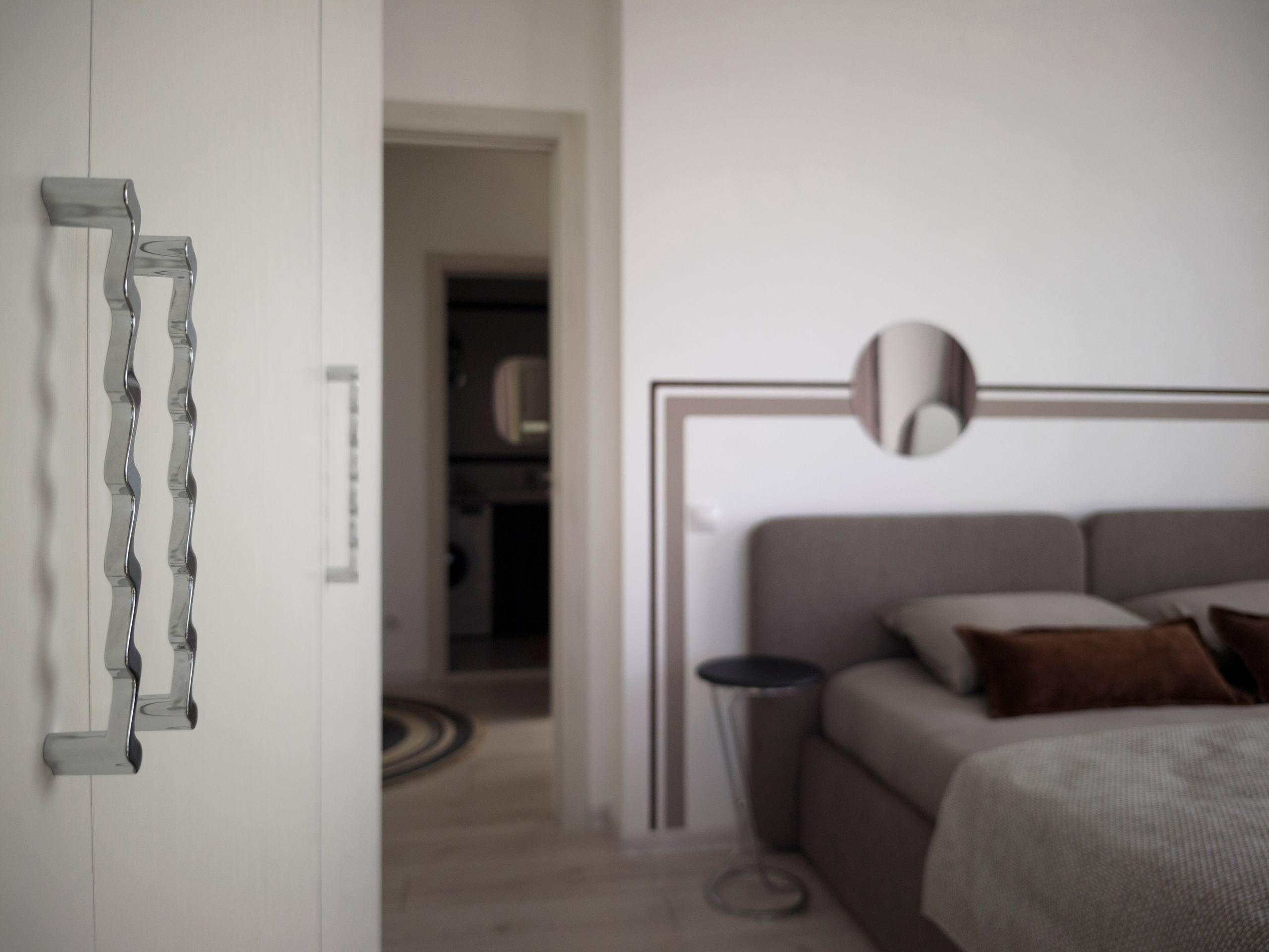 Параллельные линии — геометричная квартира для сдачи в аренду. Хоумстейджинг и дизайн. Екатеринбург