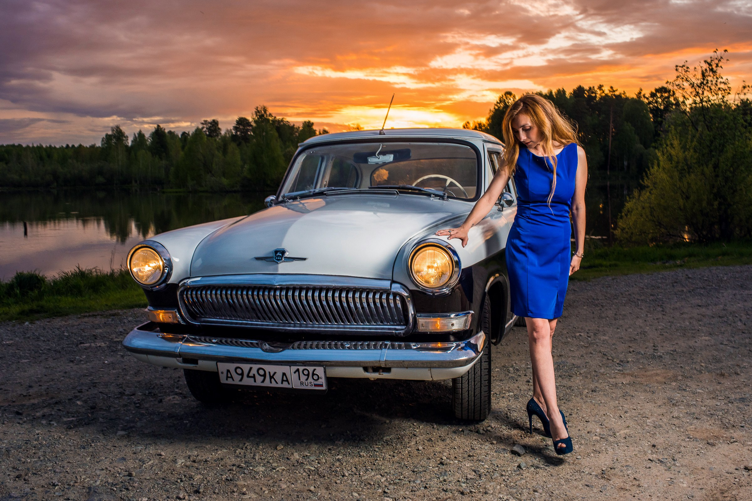 Фотосессия с ретро автомобилем на фоне яркого заката, с дополнительным освещением