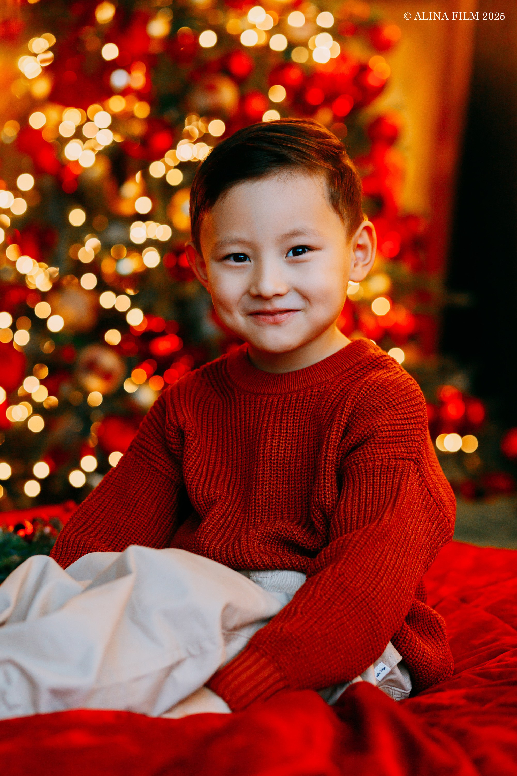 Новогодняя семейная фотосессия в темном зале. Фотограф в Санкт-Петербурге Alina Film