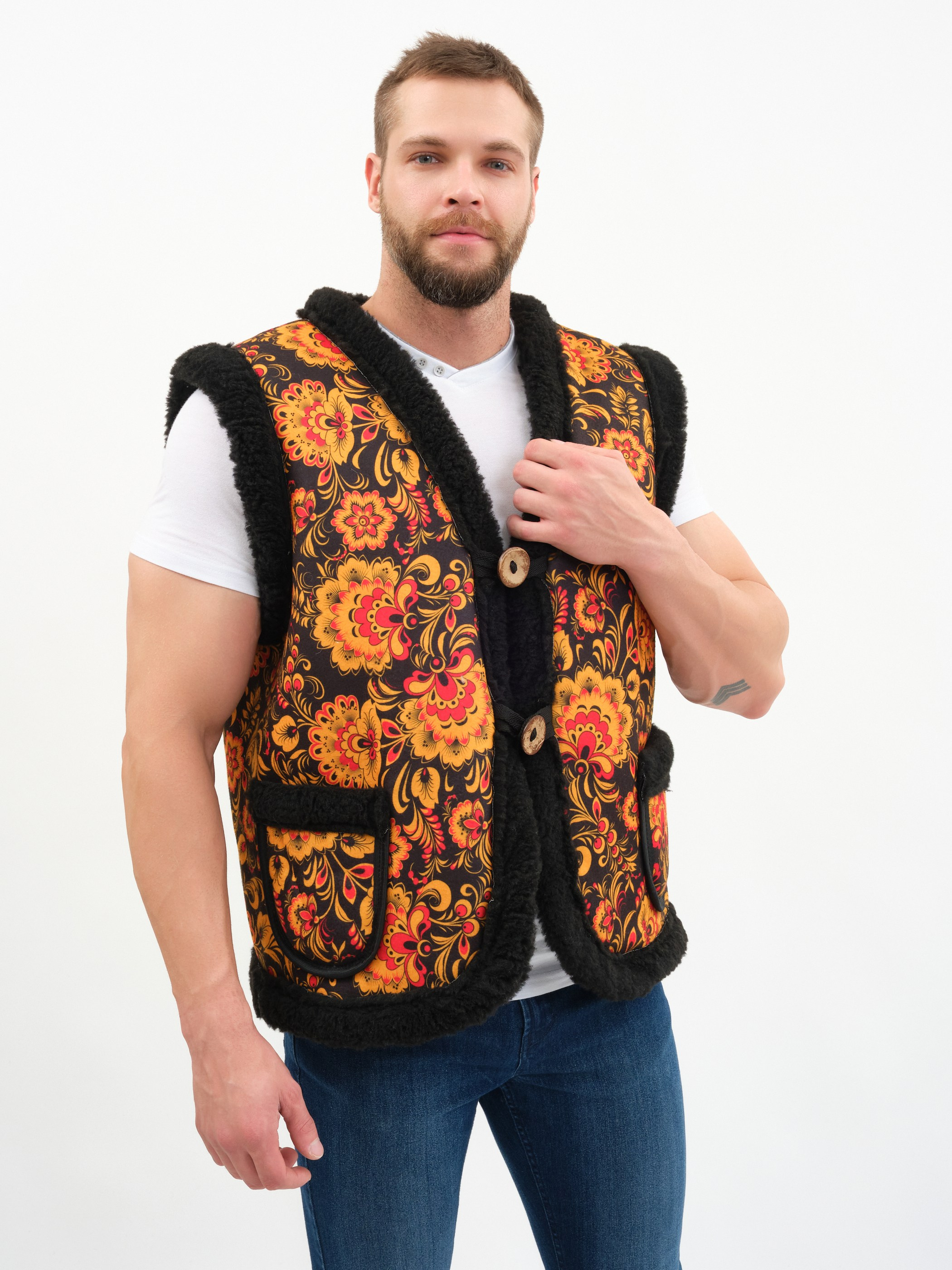 Мужчина в жилете с орнаментом, предметная съёмка