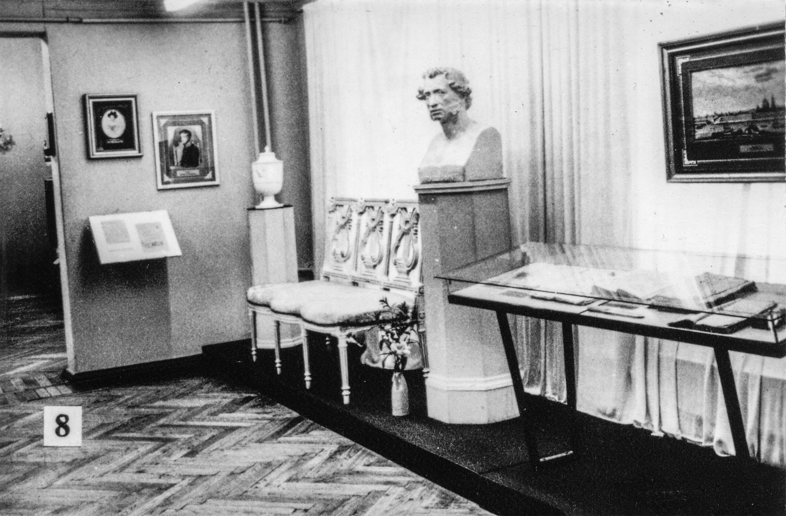 8.	В одном из залов музея А. С. Пушкина