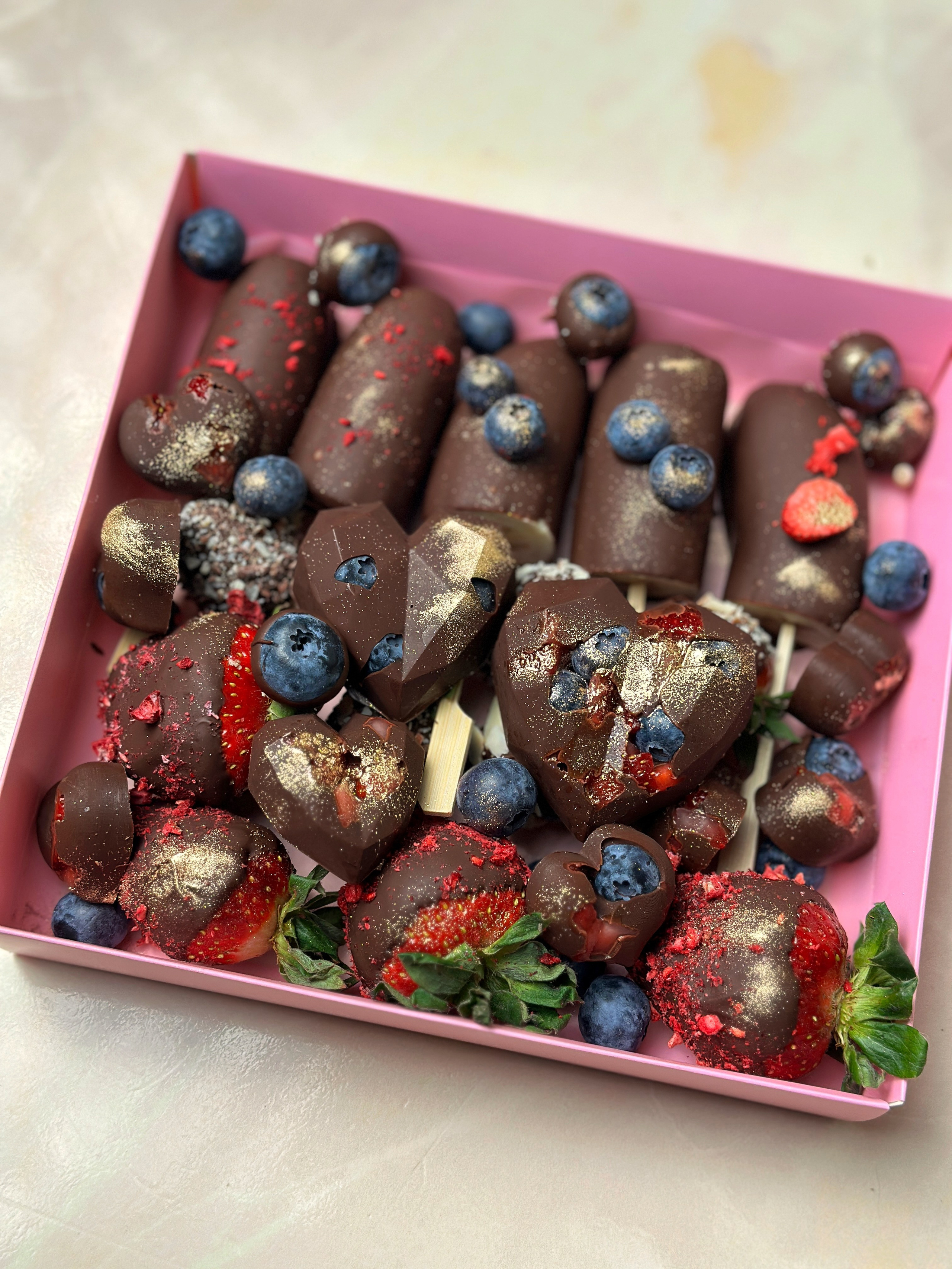 Ягоды в шоколаде. Выездной кейтеринг, съедобные букеты, торты и сладости на заказ