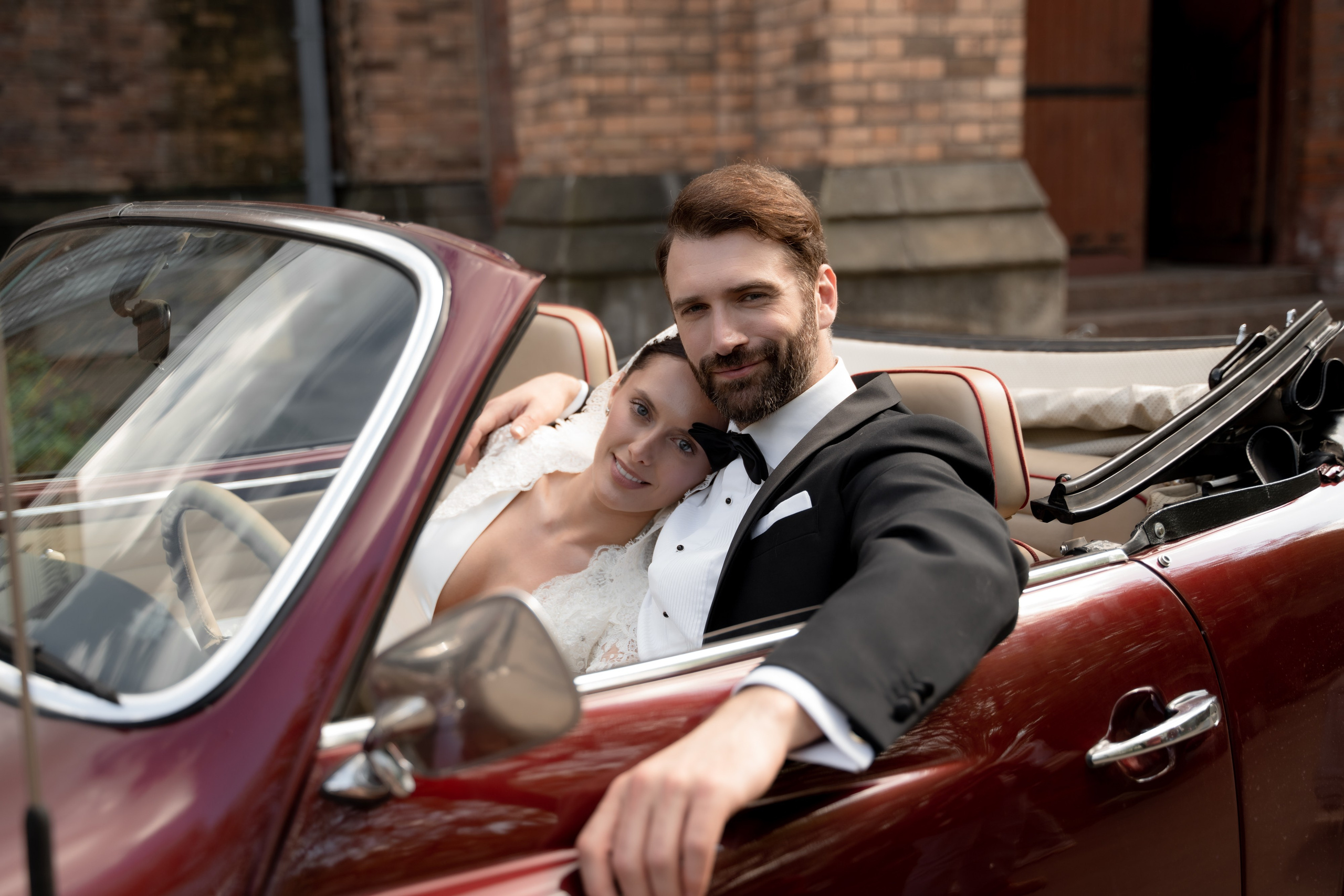 Свадебная фотосессия в католической церкви Москва. Портретный и свадебный фотограф Алла Карени Москва