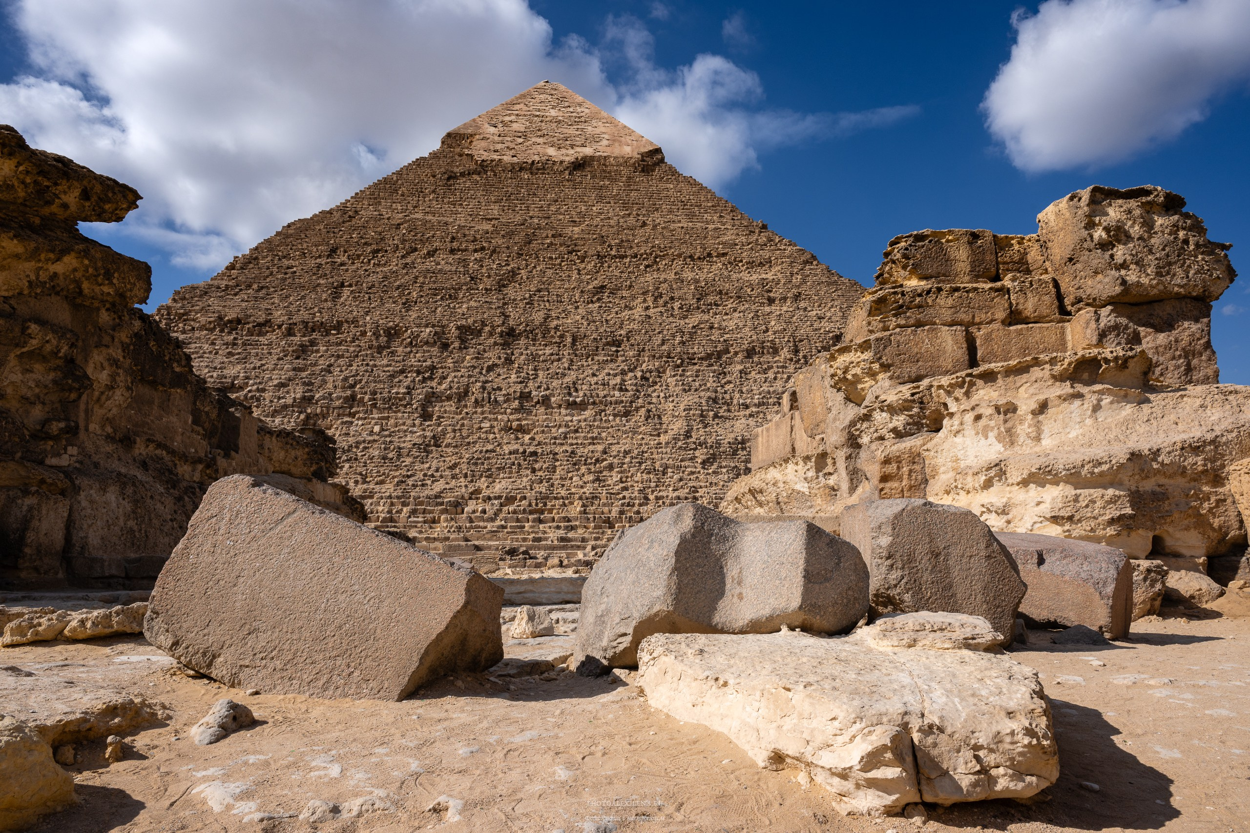 Два верблюда и пирамида Микерина