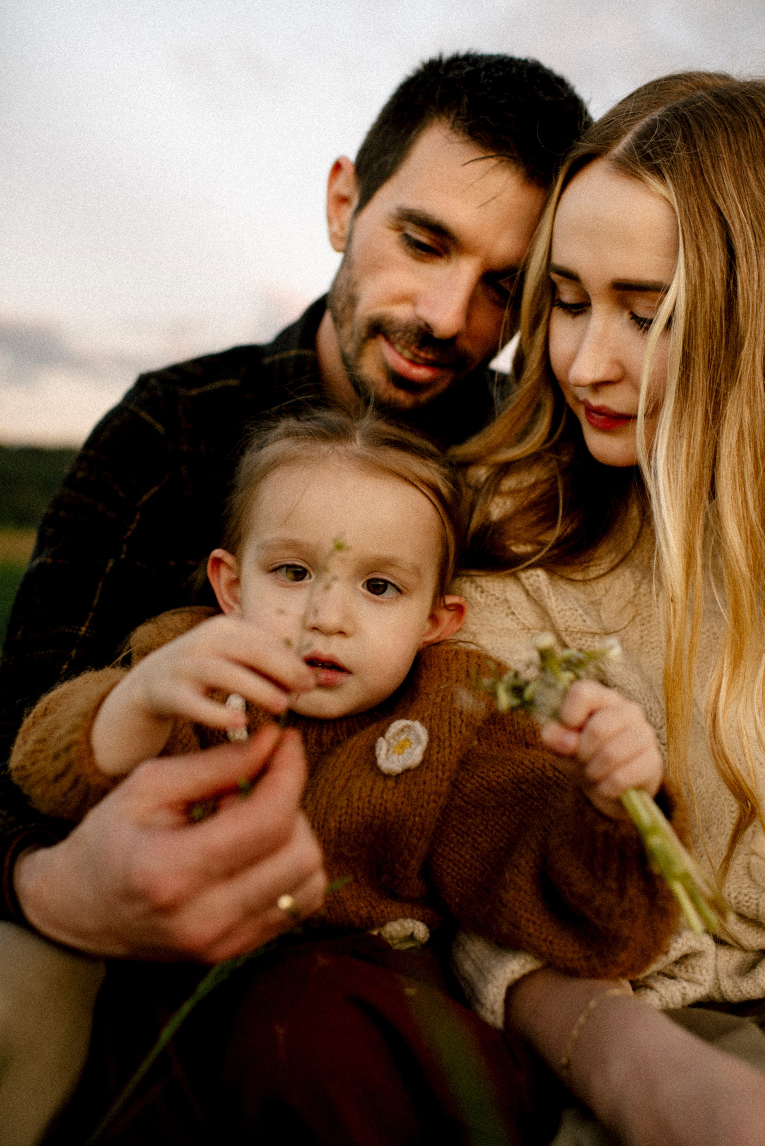 Chris Dasha and Stella. Polina Sobol — family & documentary photographer in Bern. Outdoor & urban photo sessions for families, kids and couples