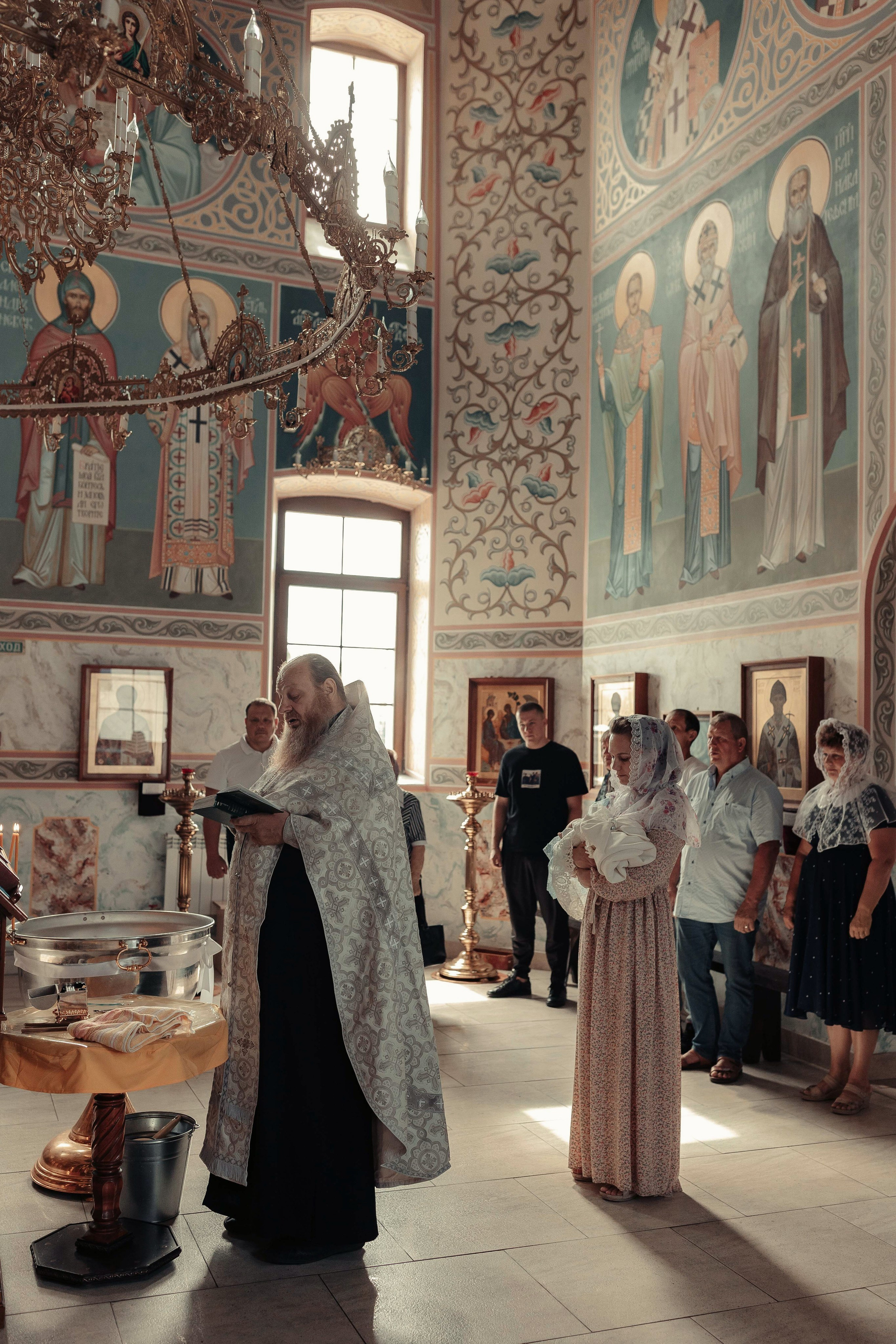 Фото съемка таинства крещения в храме Нижнего Новгорода. Алексей Шаров — свадебный и репортажный фотограф в Нижнем Новгороде