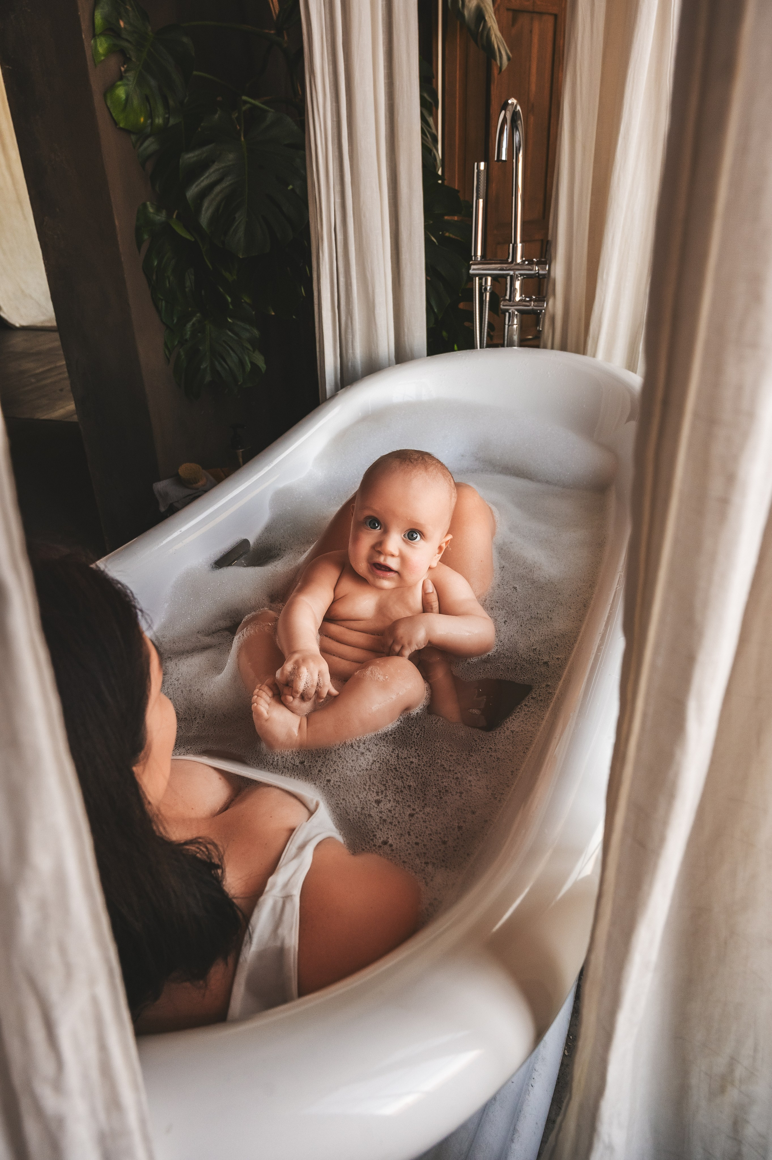 Мама и малыш в фотостудии. Фотограф новорожденных малышей в Санкт-Петербурге