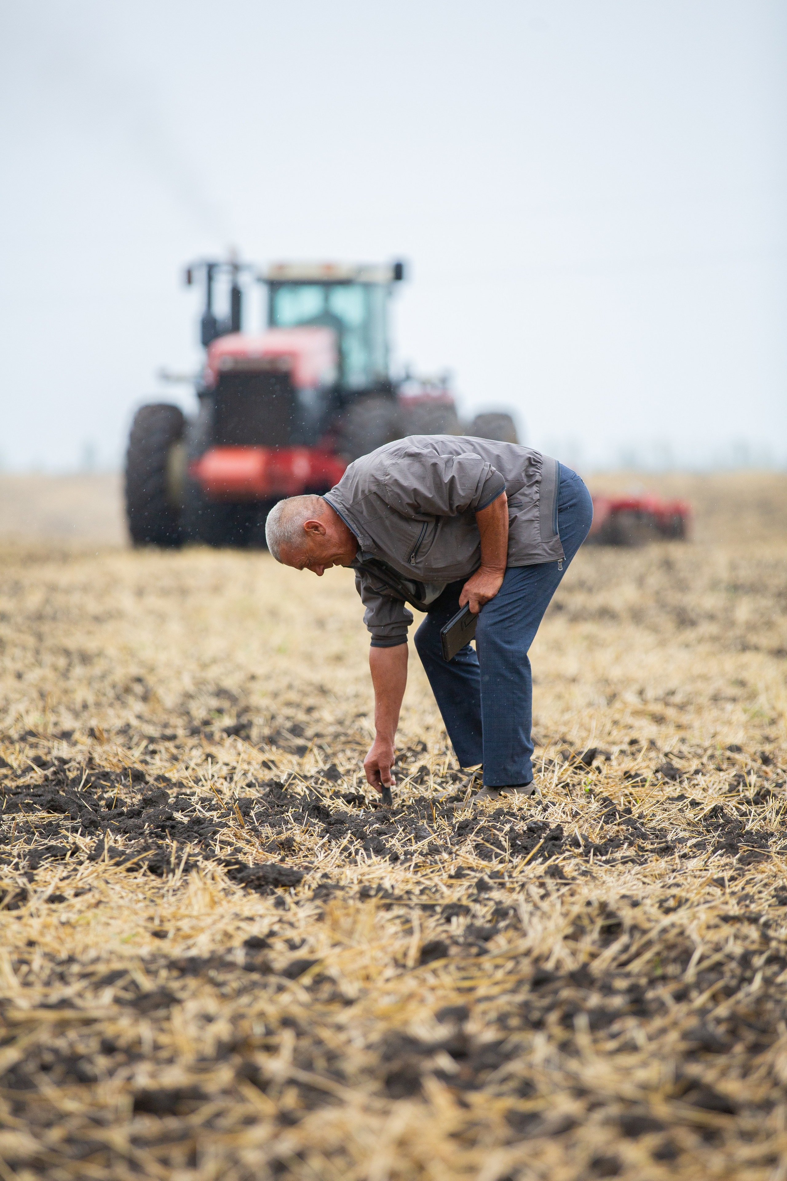 Агроном проводить пробу пашни
