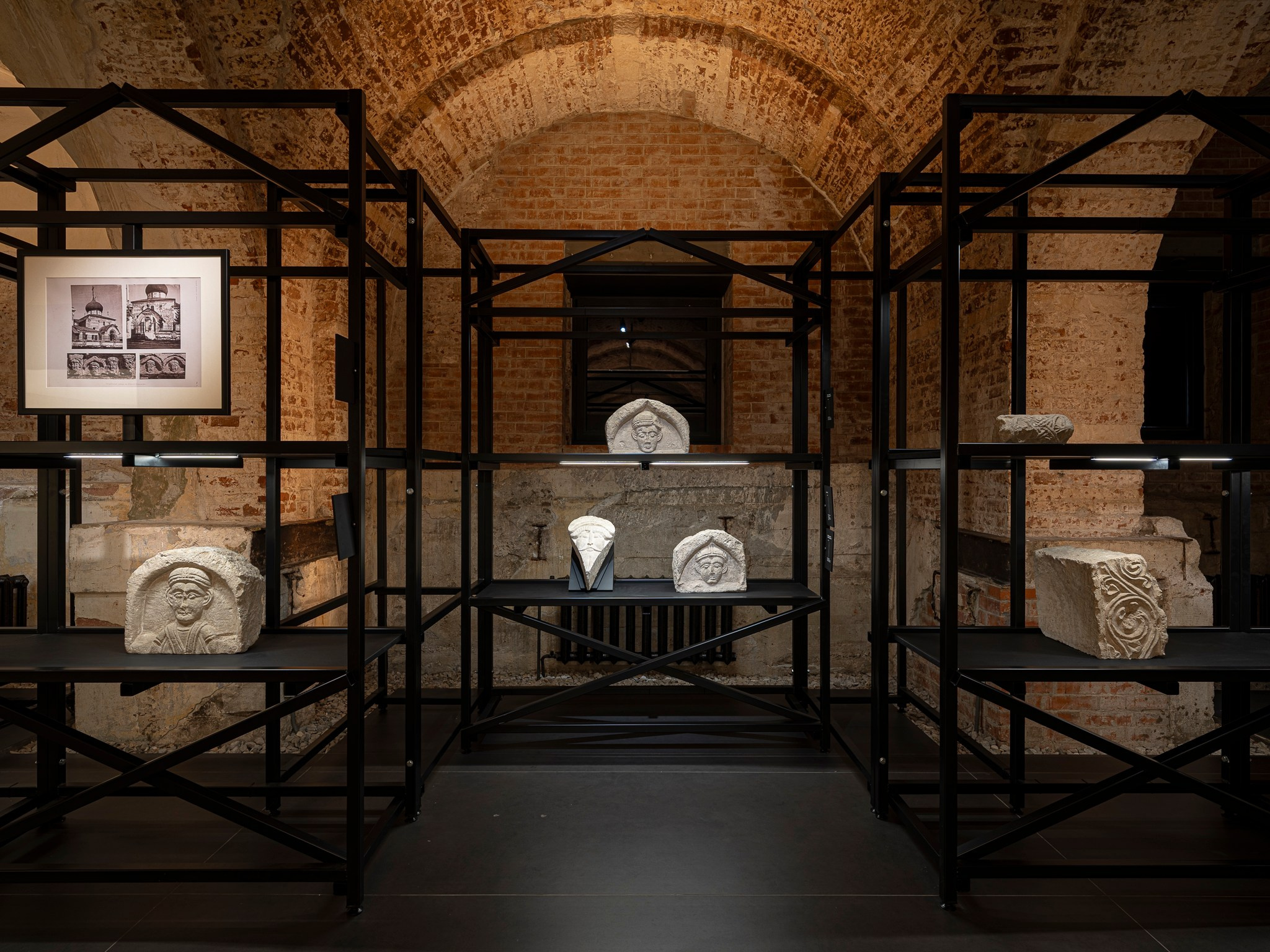 Выставочный проект «Белый Храм. История Георгиевского собора „и созда ю чюдну, резным каменем“». Фотограф Василий Буланов