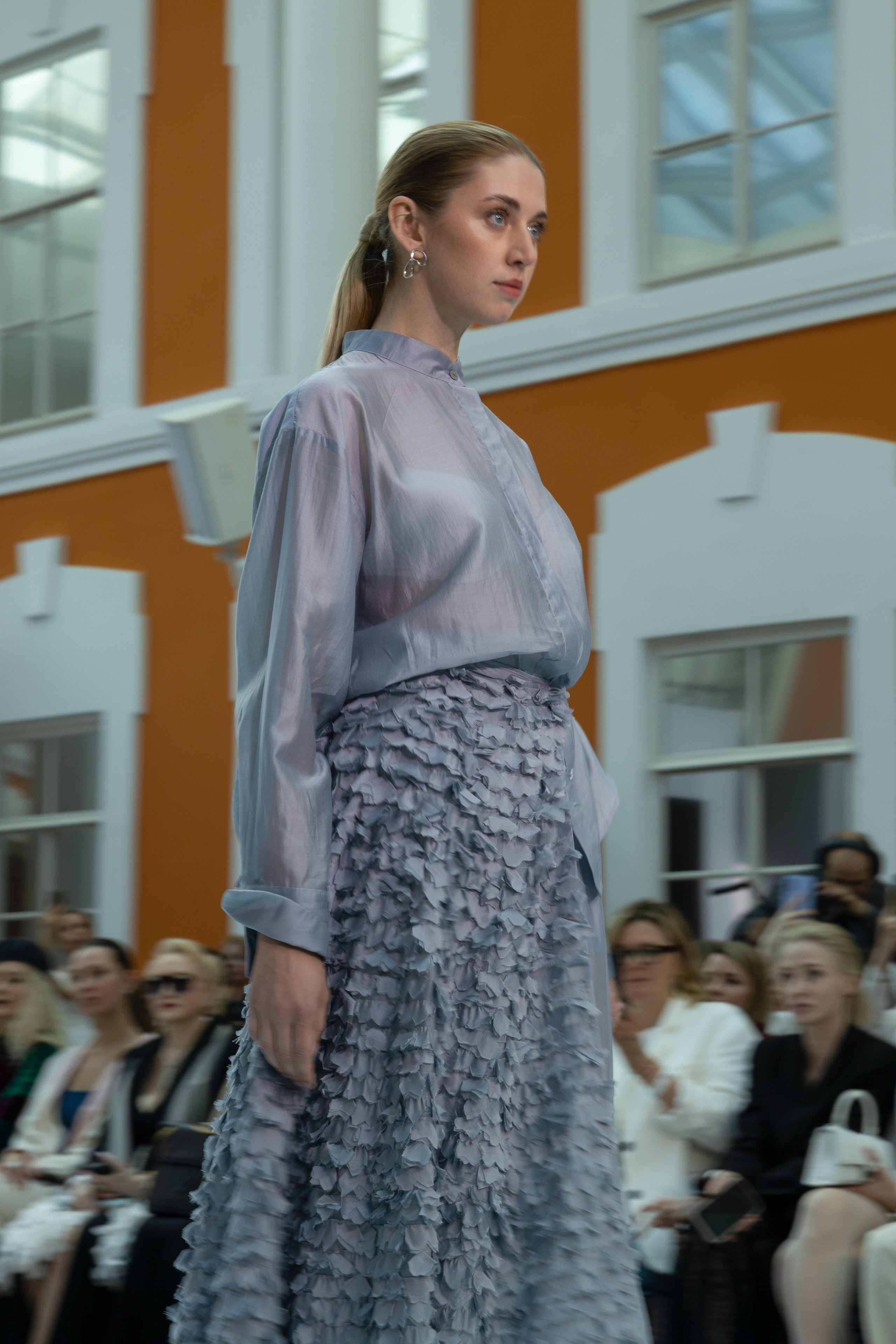 <img src="image.jpg" alt="репортаж с модного показа в Санкт-Петербурге">