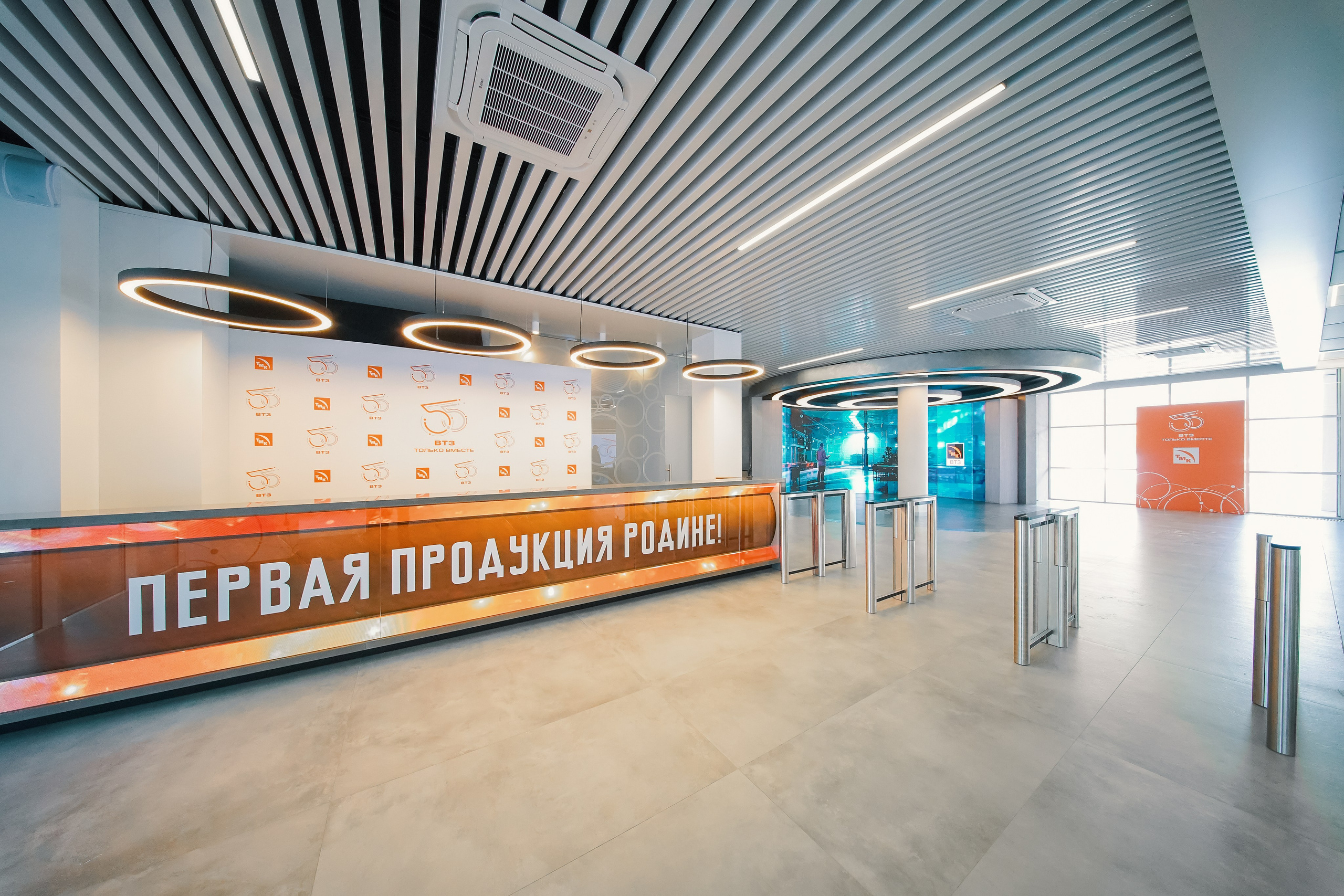 Фойе заводоуправления ВТЗ. Фотограф Никита Барановский