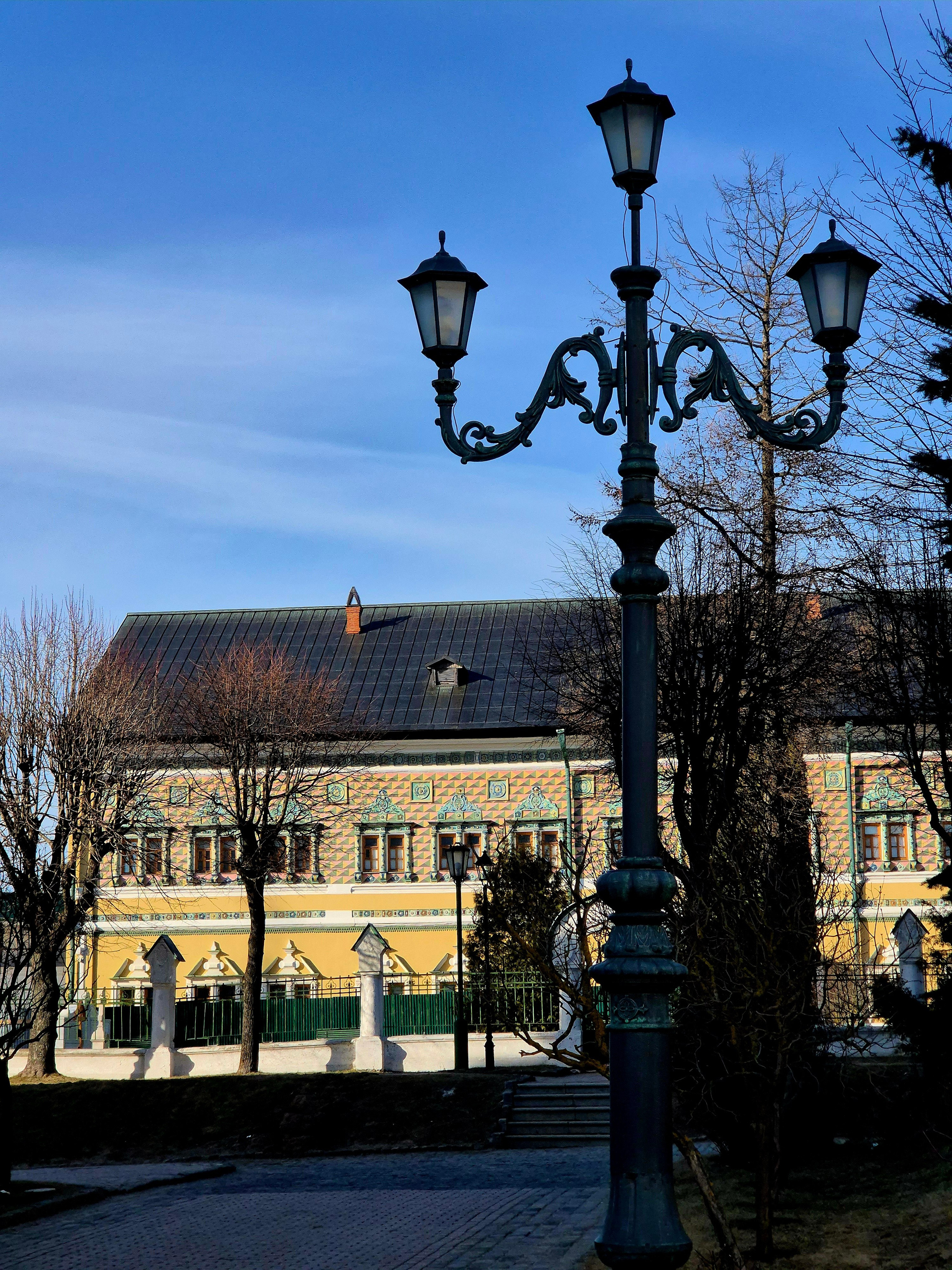 В этом здании все мое детство размещалась семинария - московская духовная академия.