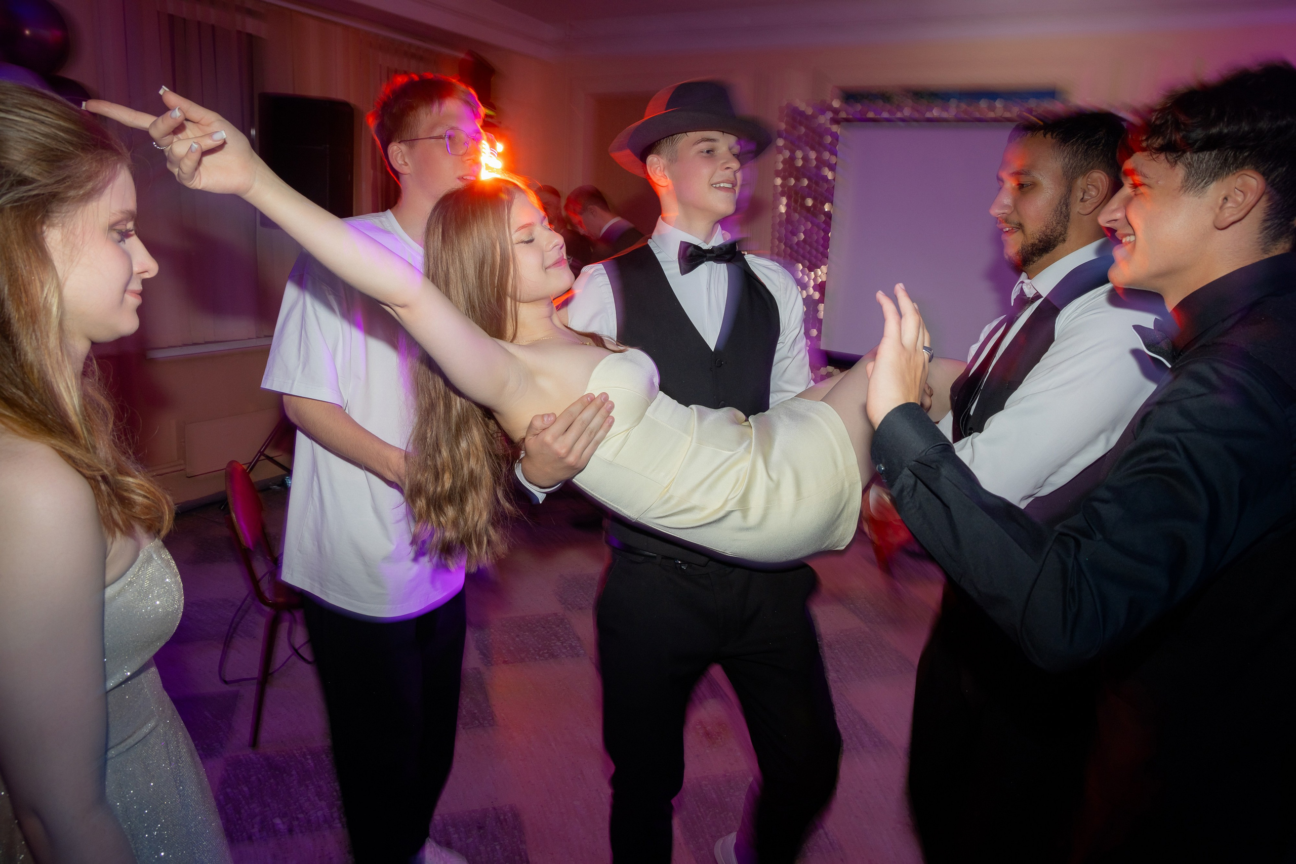 Школьный выпускной 2024 год в Соколе (Минск). Свадебный фотограф в Минске/Беларуси Сергей Спиридонов