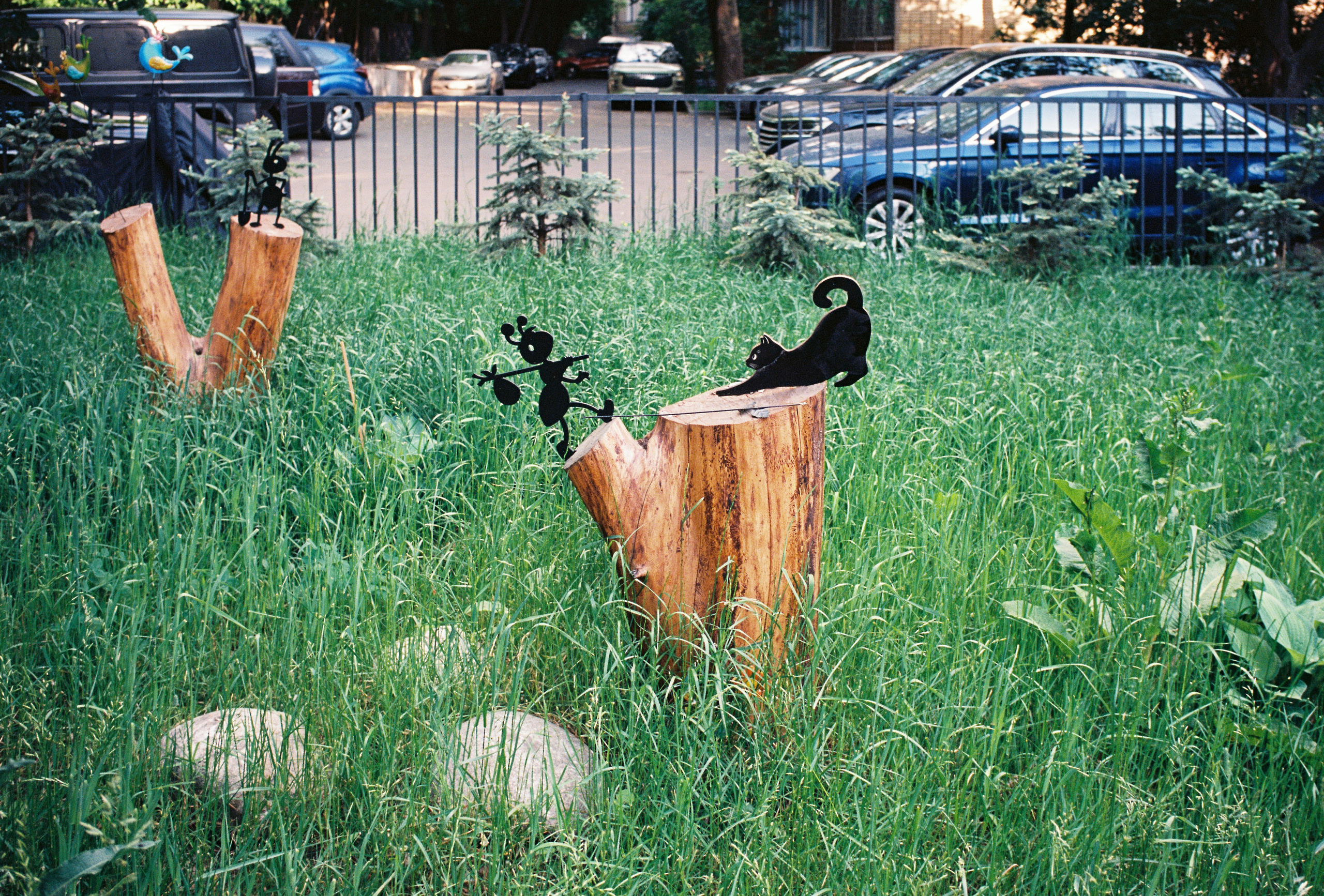 Арт-инсталляция в виде животных на пеньках в районе Патриарших прудов в Москве