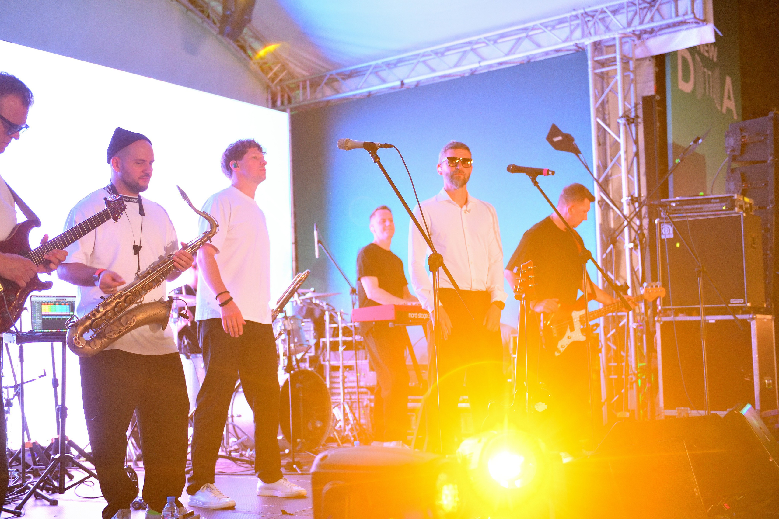 "Красивый свет на сцене во время выступления группы "Ума Турман" в парке "Березы".