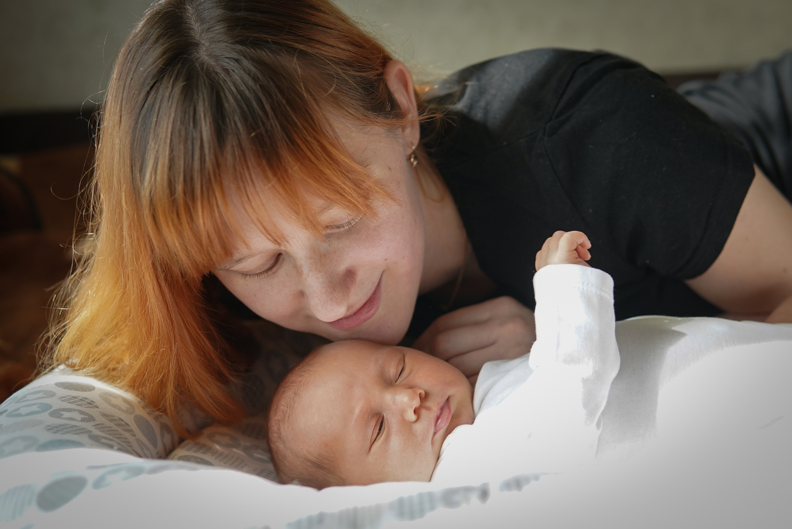 Съемка новорожденного с мамой. Фотограф Наталья Погодина в г. Обнинске