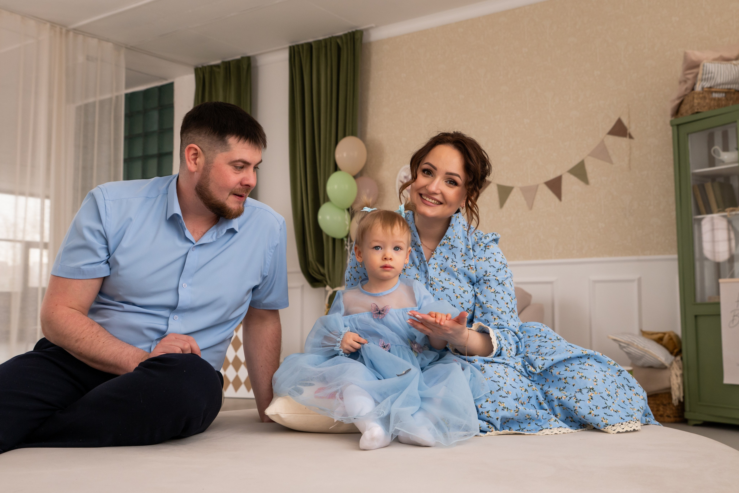 Александр и Анастасия и доченька Юлечка (1). Я Ольга Казанцева, фотографирую снимаю ваши киноистории и печатаю фото и цифровые портреты на холсте