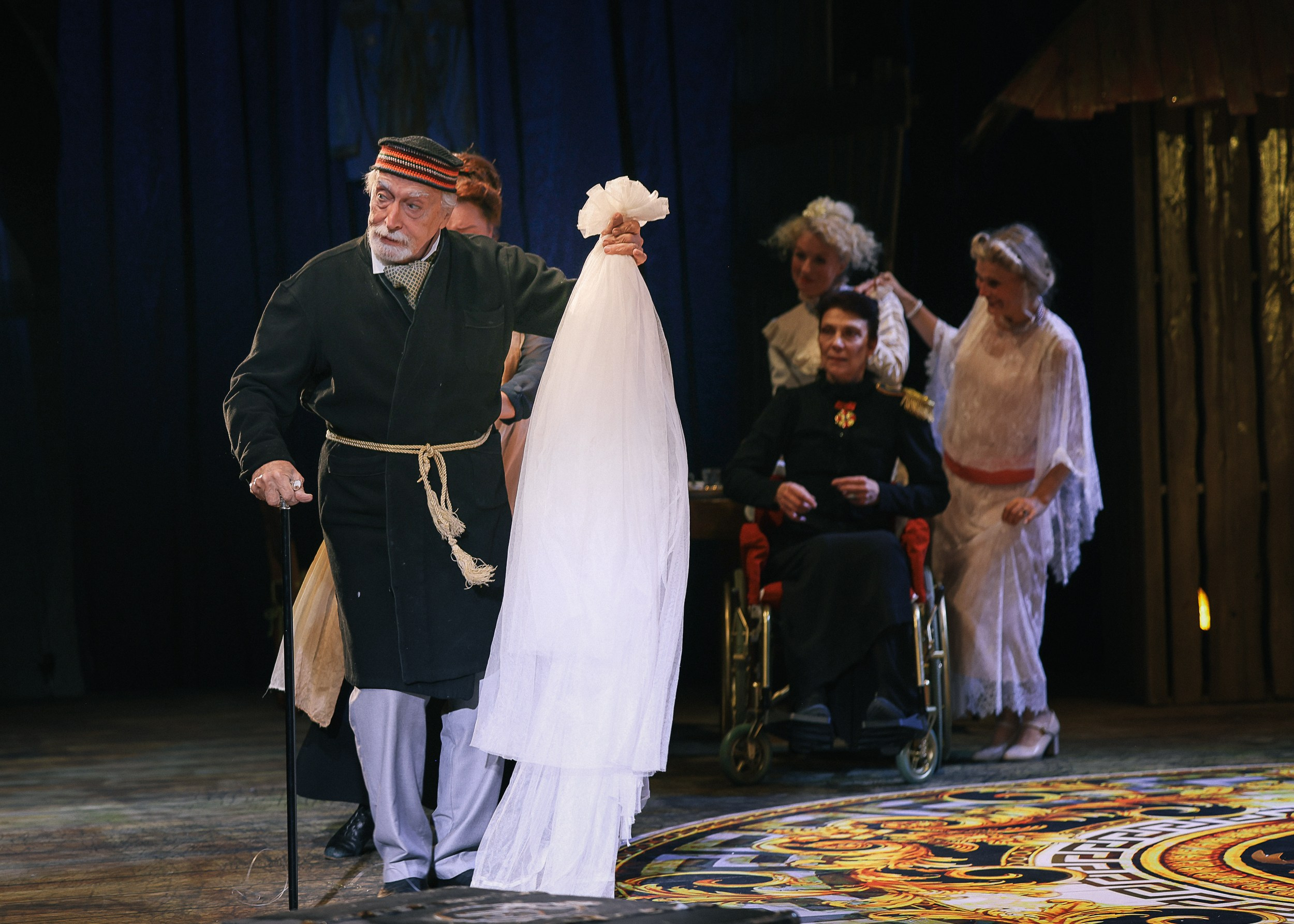 Весёлая женщина. Театр Эрмитаж. Репортажный, архитектурный, театральный и файн-арт фотограф Лена Мельникова в Москве