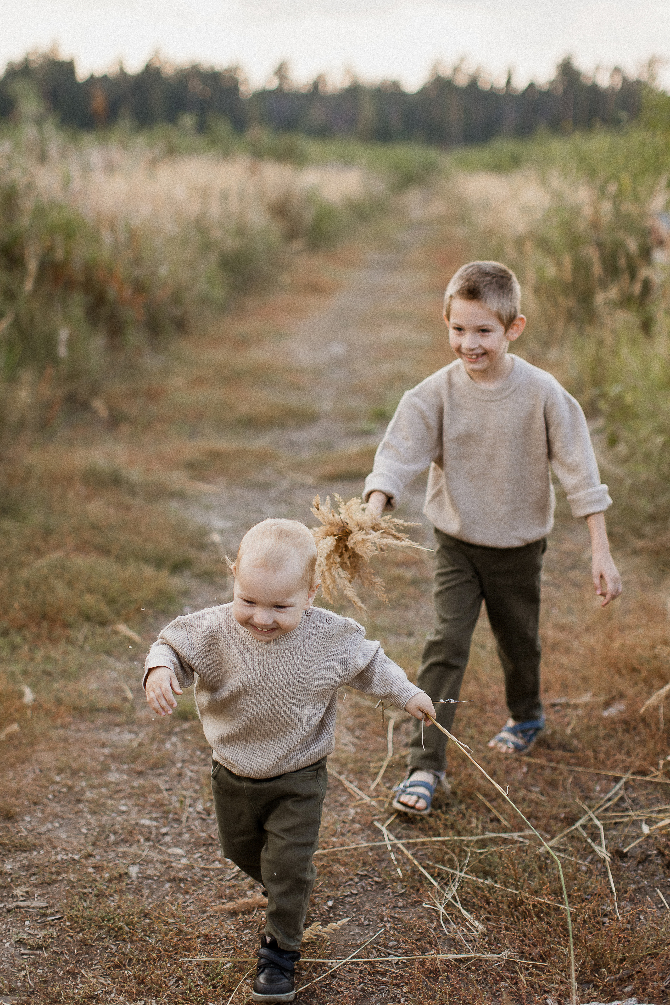 Вика, Ваня, Максим, Саша и кузнечик. Your story in photos