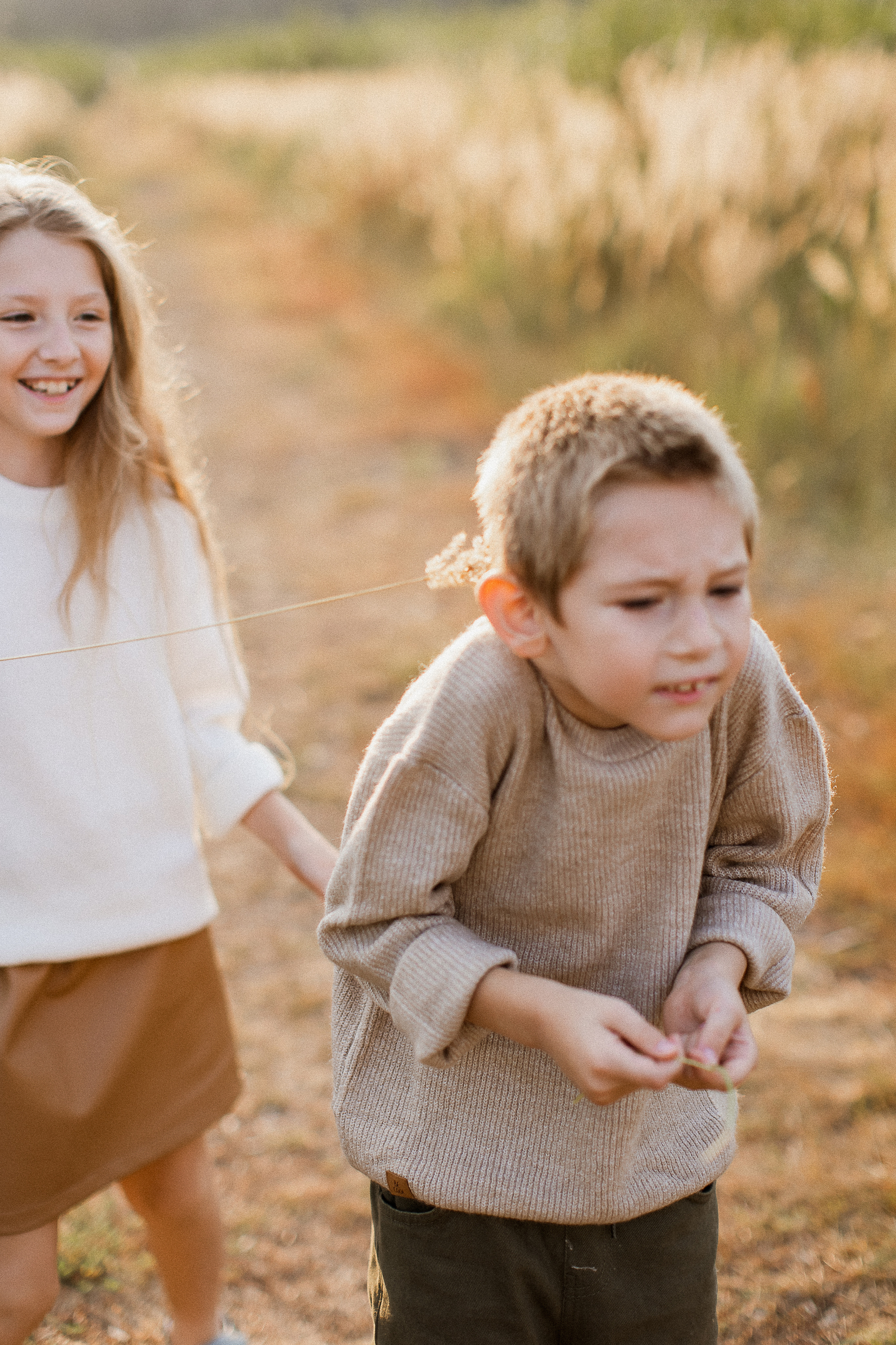 Вика, Ваня, Максим, Саша и кузнечик. Your story in photos