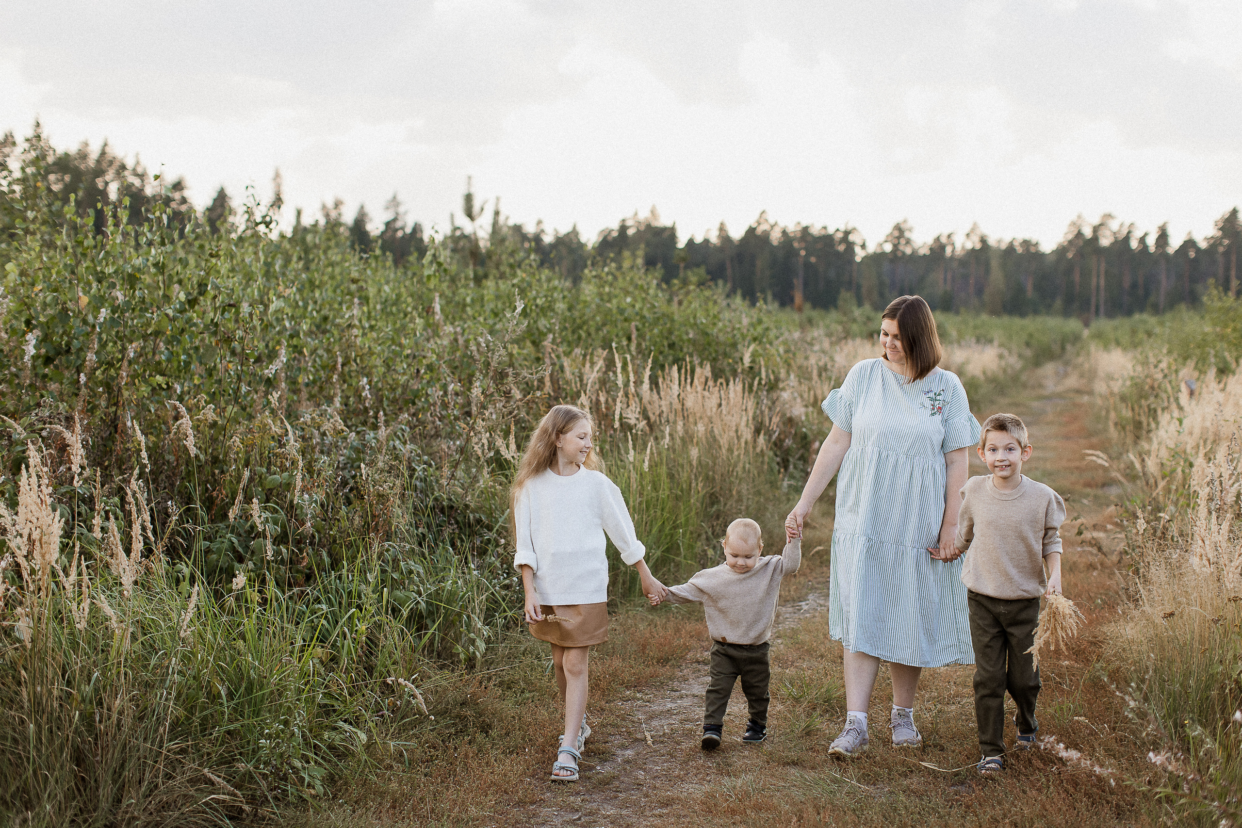 Вика, Ваня, Максим, Саша и кузнечик. Your story in photos