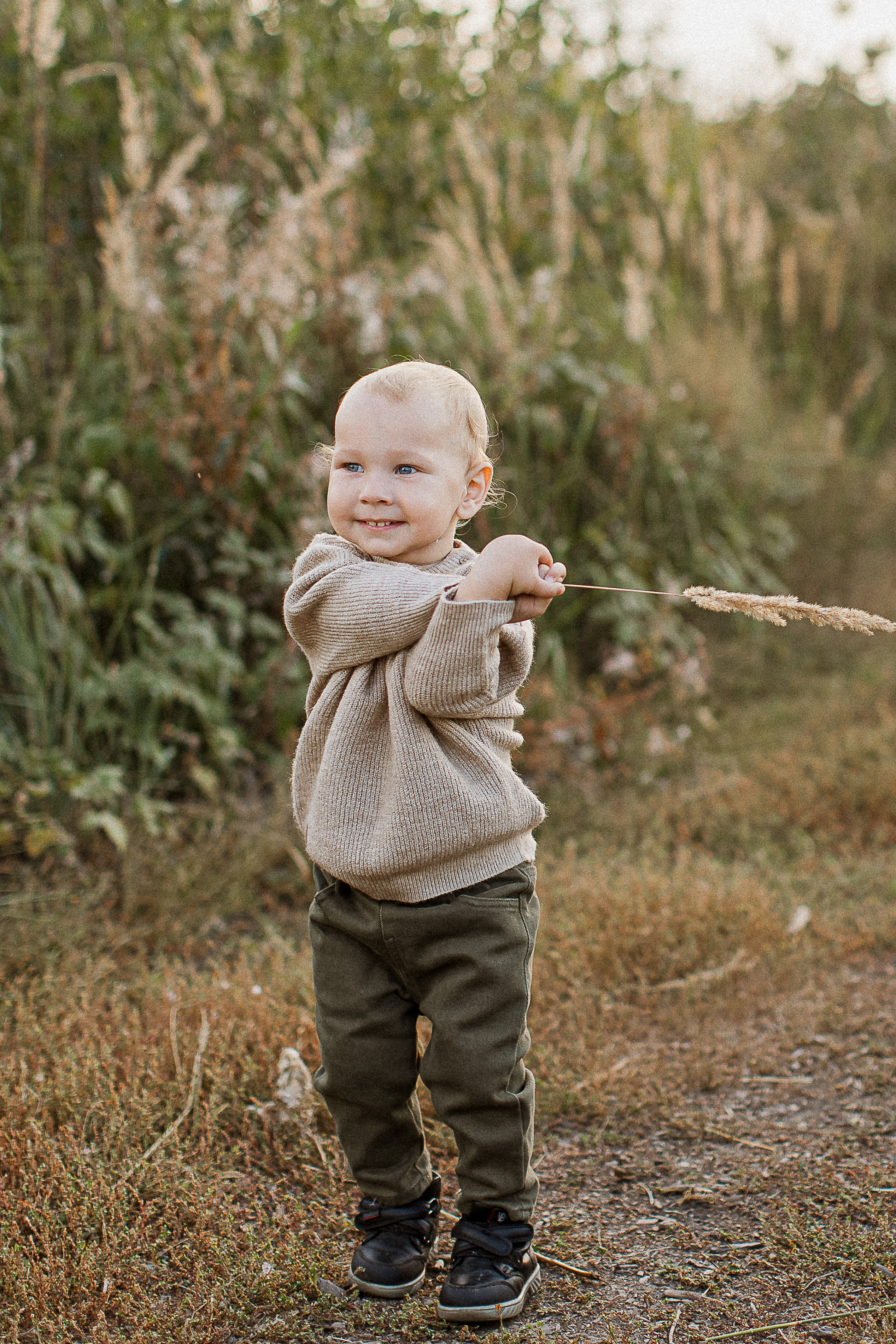 Вика, Ваня, Максим, Саша и кузнечик. Your story in photos