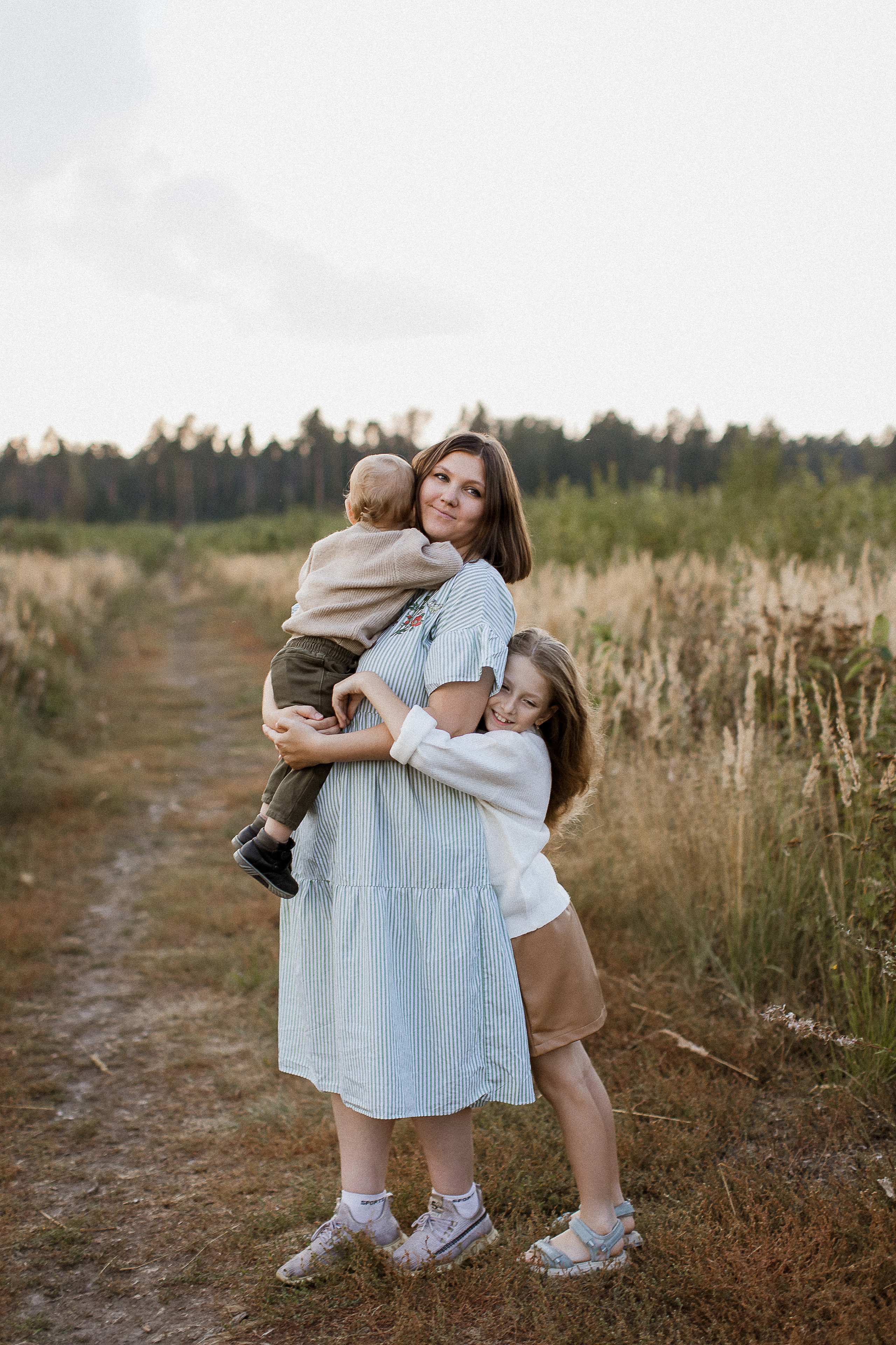 Вика, Ваня, Максим, Саша и кузнечик. Your story in photos