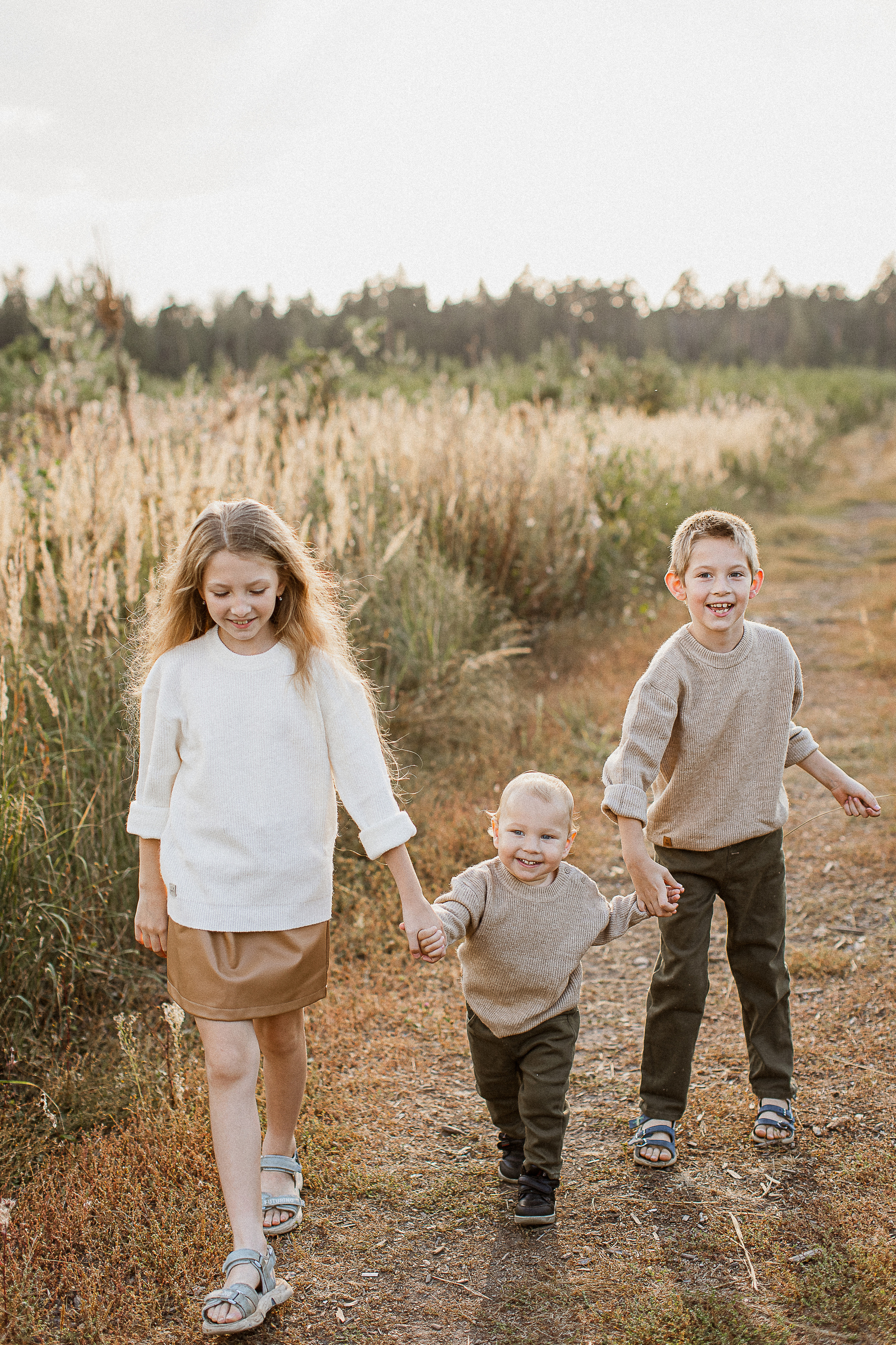 Вика, Ваня, Максим, Саша и кузнечик. Your story in photos