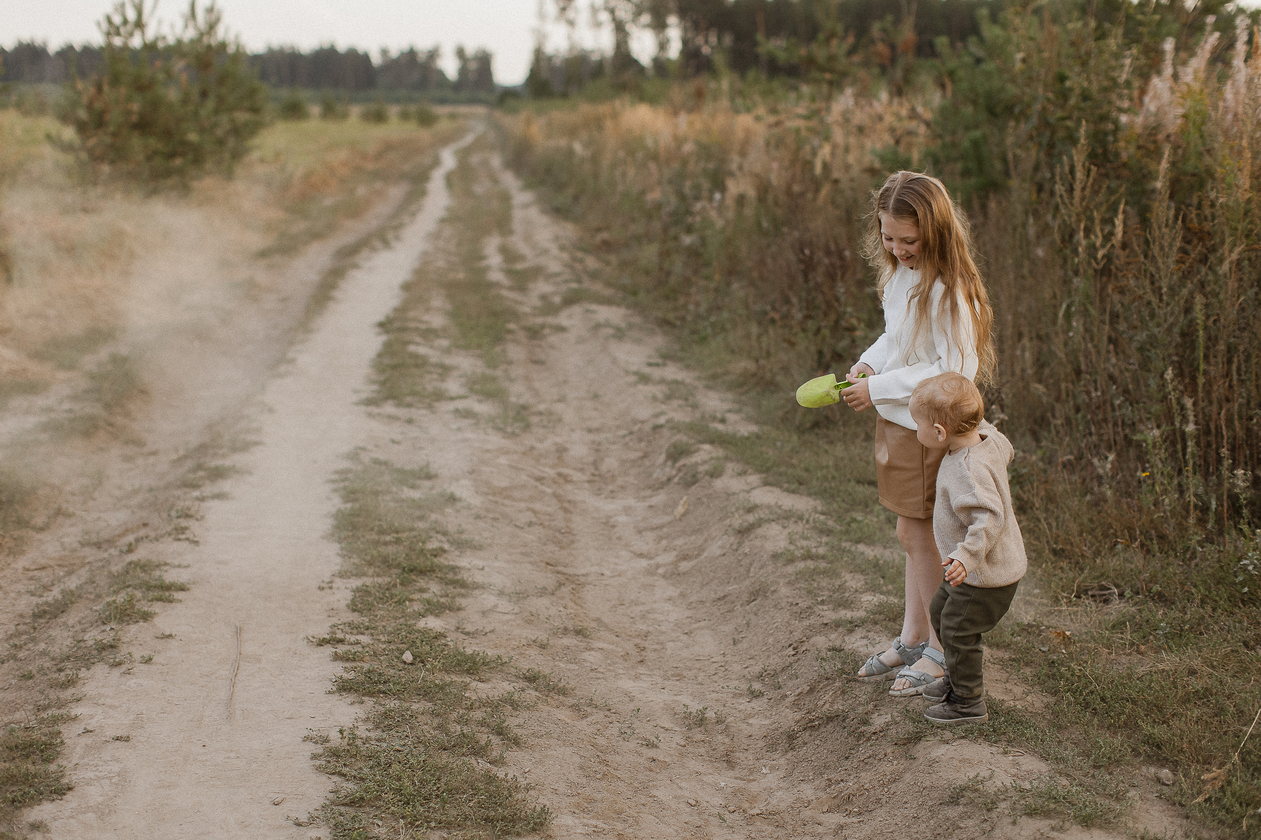 Вика, Ваня, Максим, Саша и кузнечик. Your story in photos