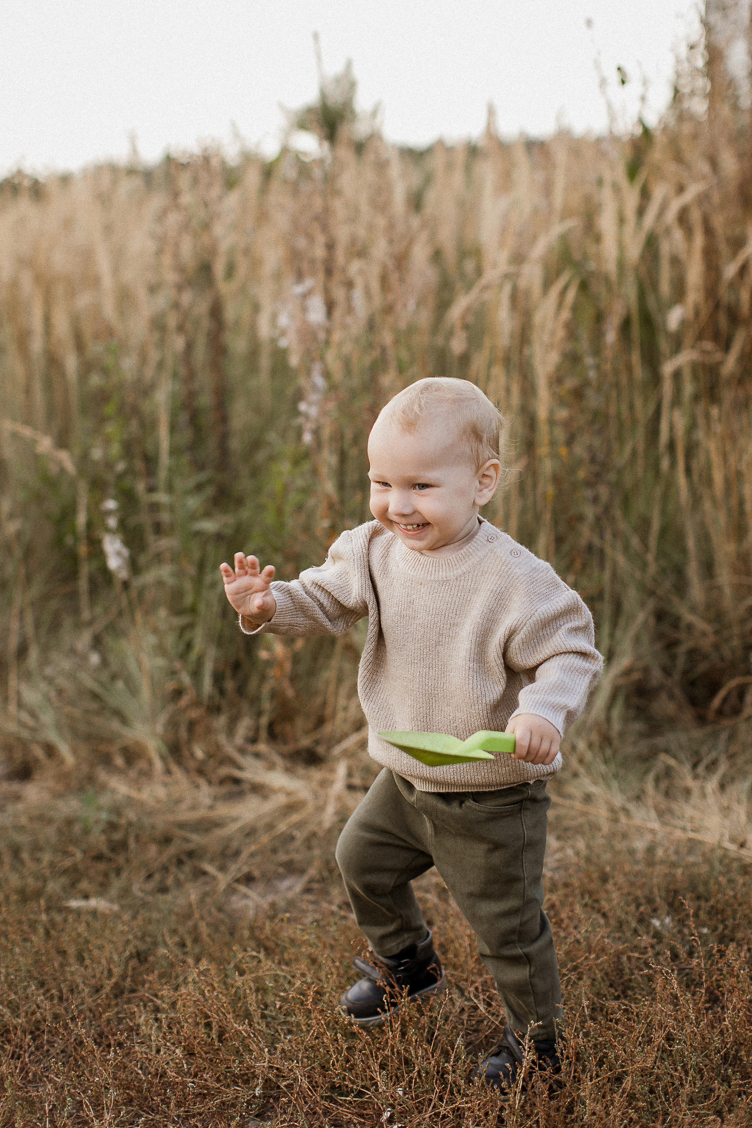 Вика, Ваня, Максим, Саша и кузнечик. Your story in photos
