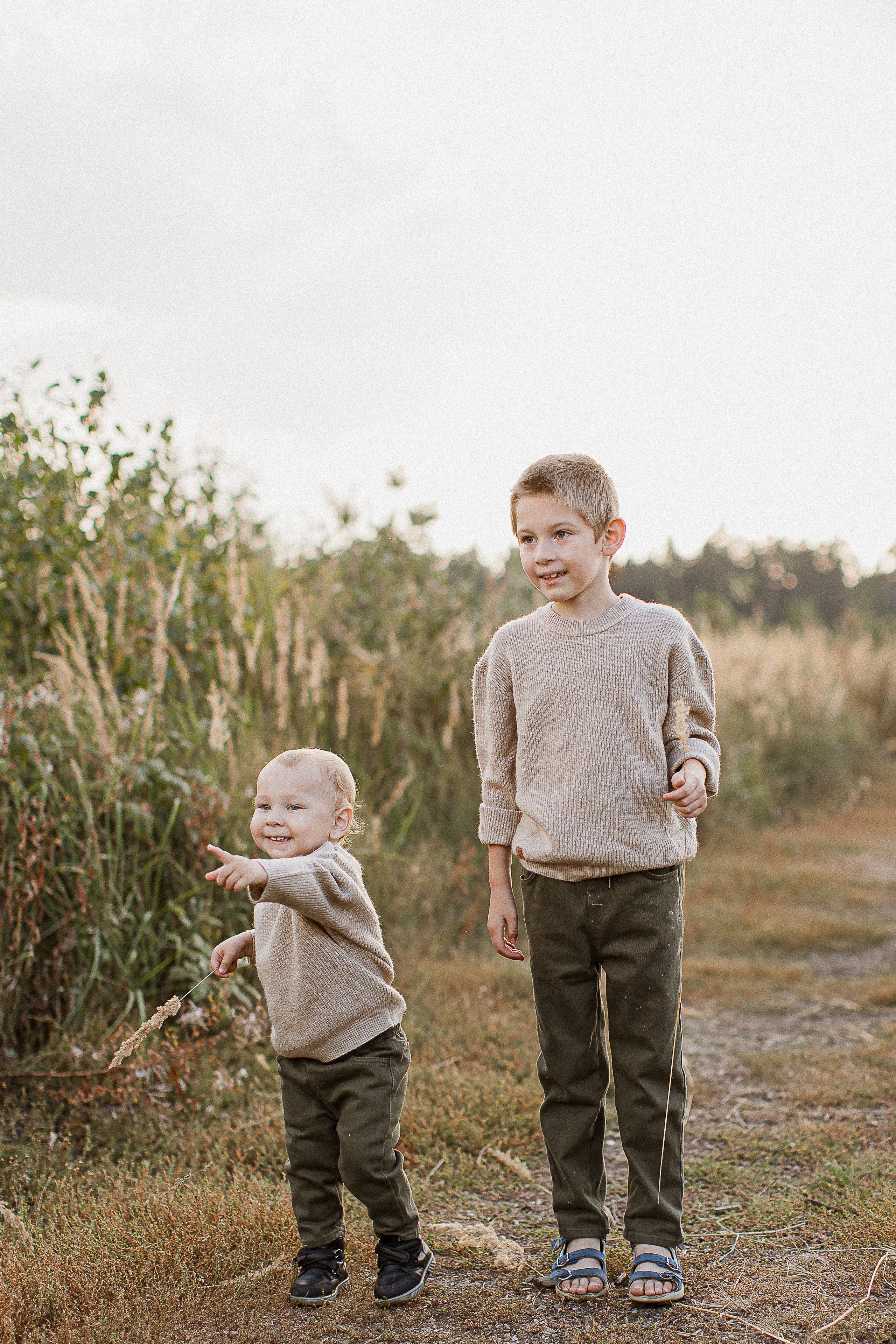 Вика, Ваня, Максим, Саша и кузнечик. Your story in photos