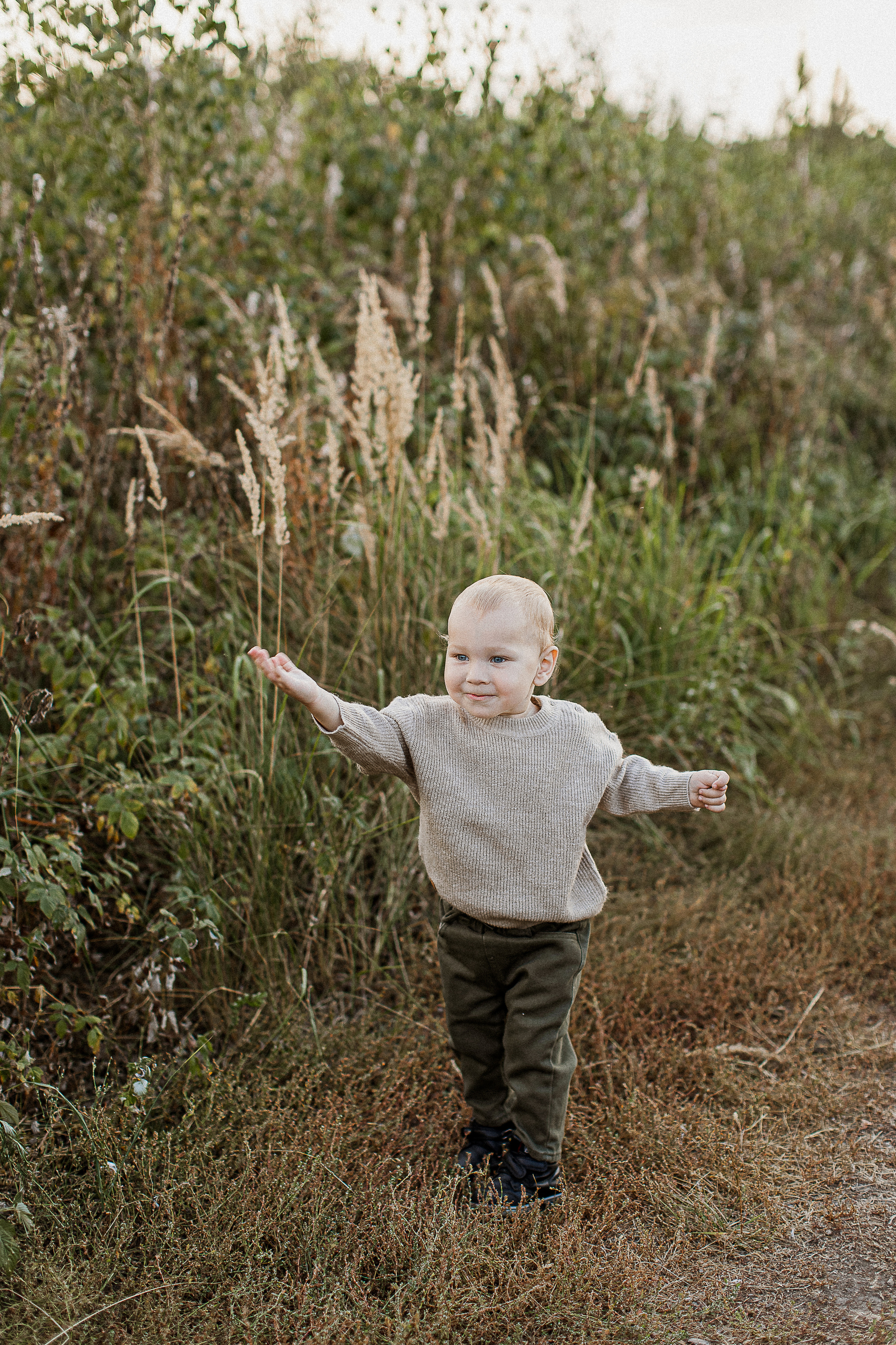Вика, Ваня, Максим, Саша и кузнечик. Your story in photos