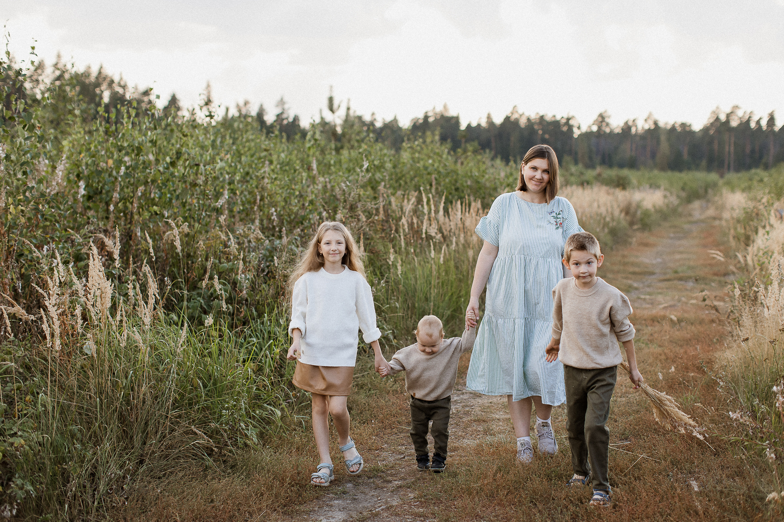 Вика, Ваня, Максим, Саша и кузнечик. Your story in photos