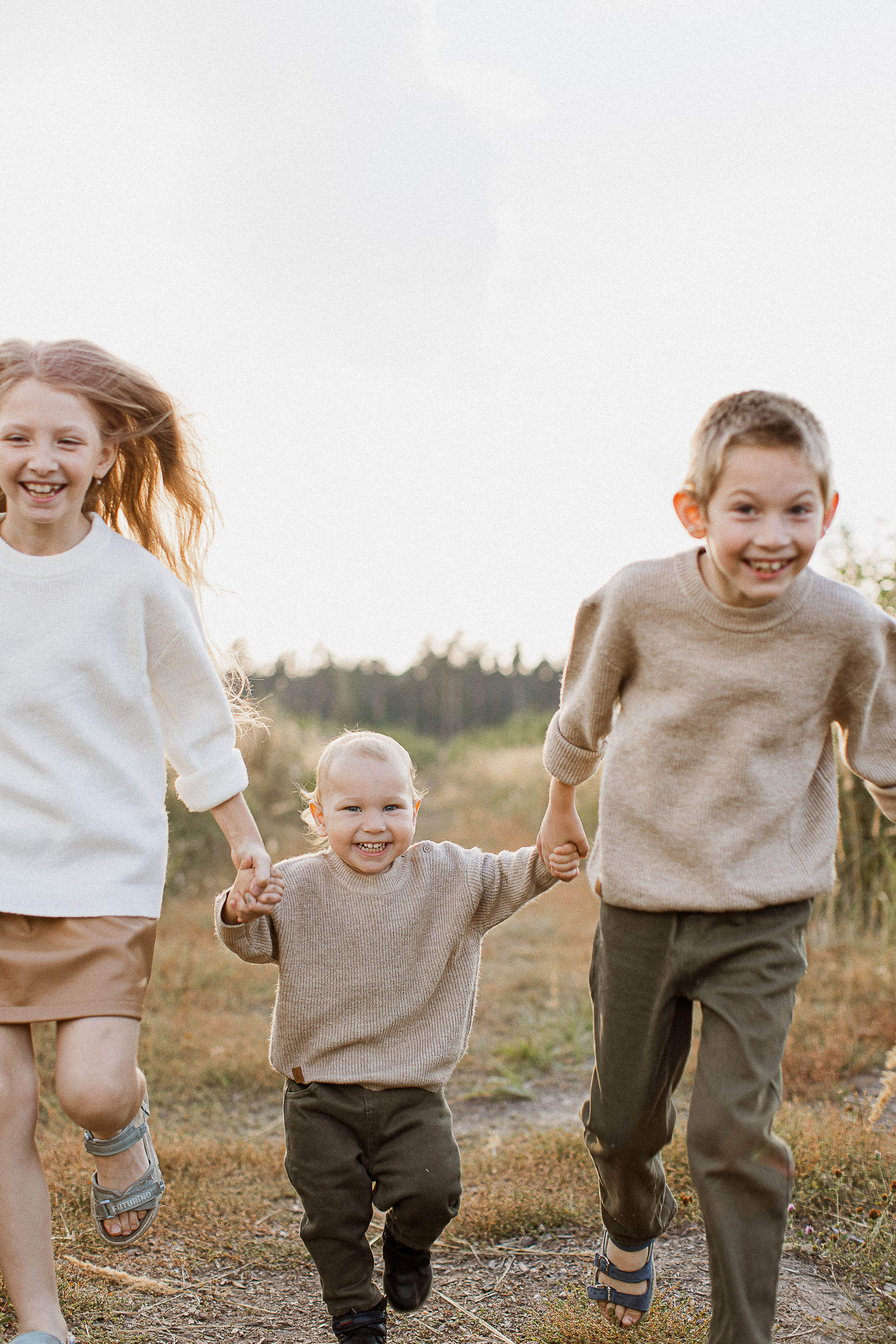 Вика, Ваня, Максим, Саша и кузнечик. Your story in photos