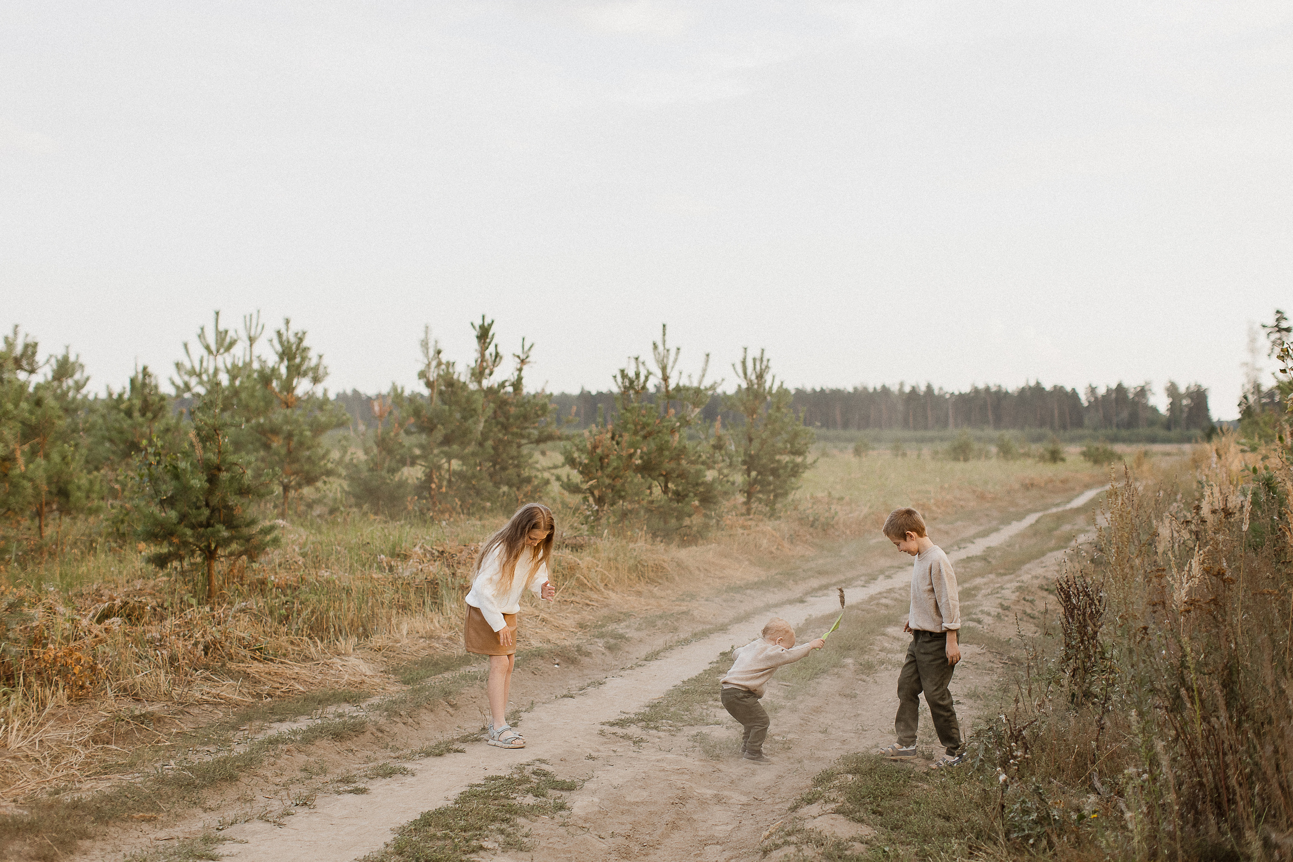 Вика, Ваня, Максим, Саша и кузнечик. Your story in photos