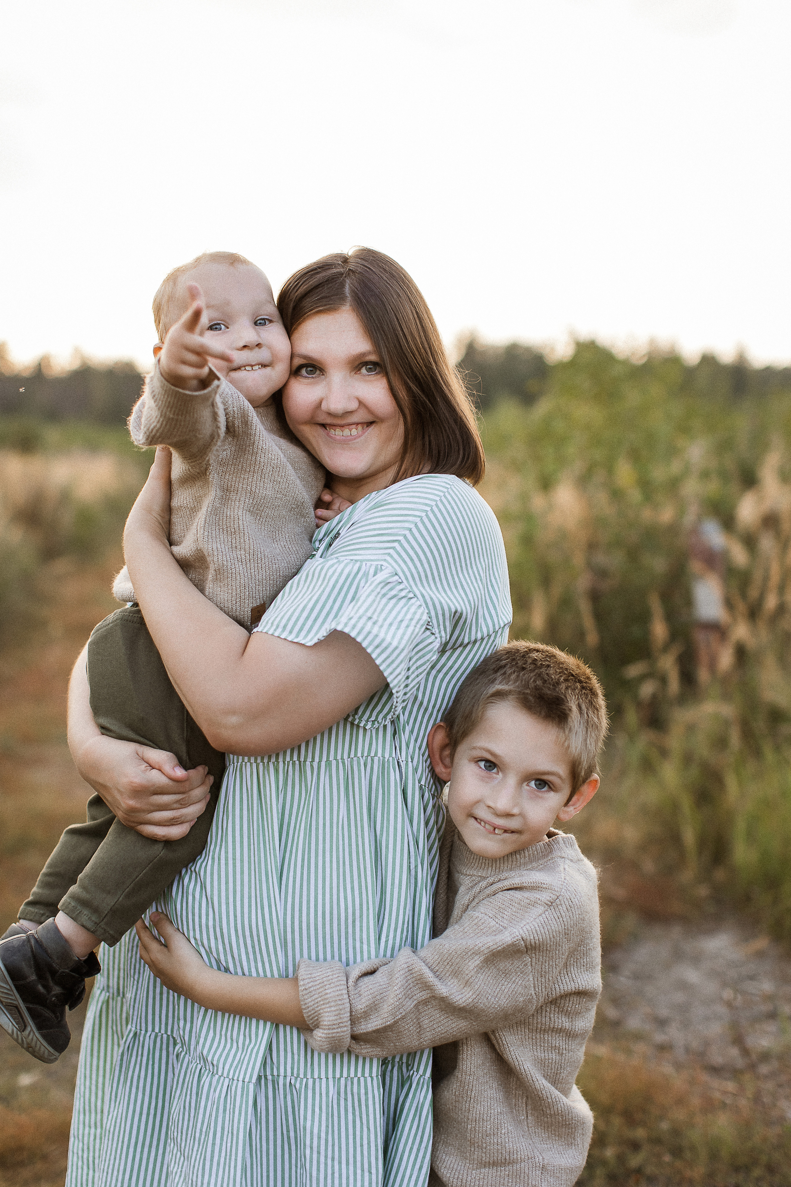 Вика, Ваня, Максим, Саша и кузнечик. Your story in photos