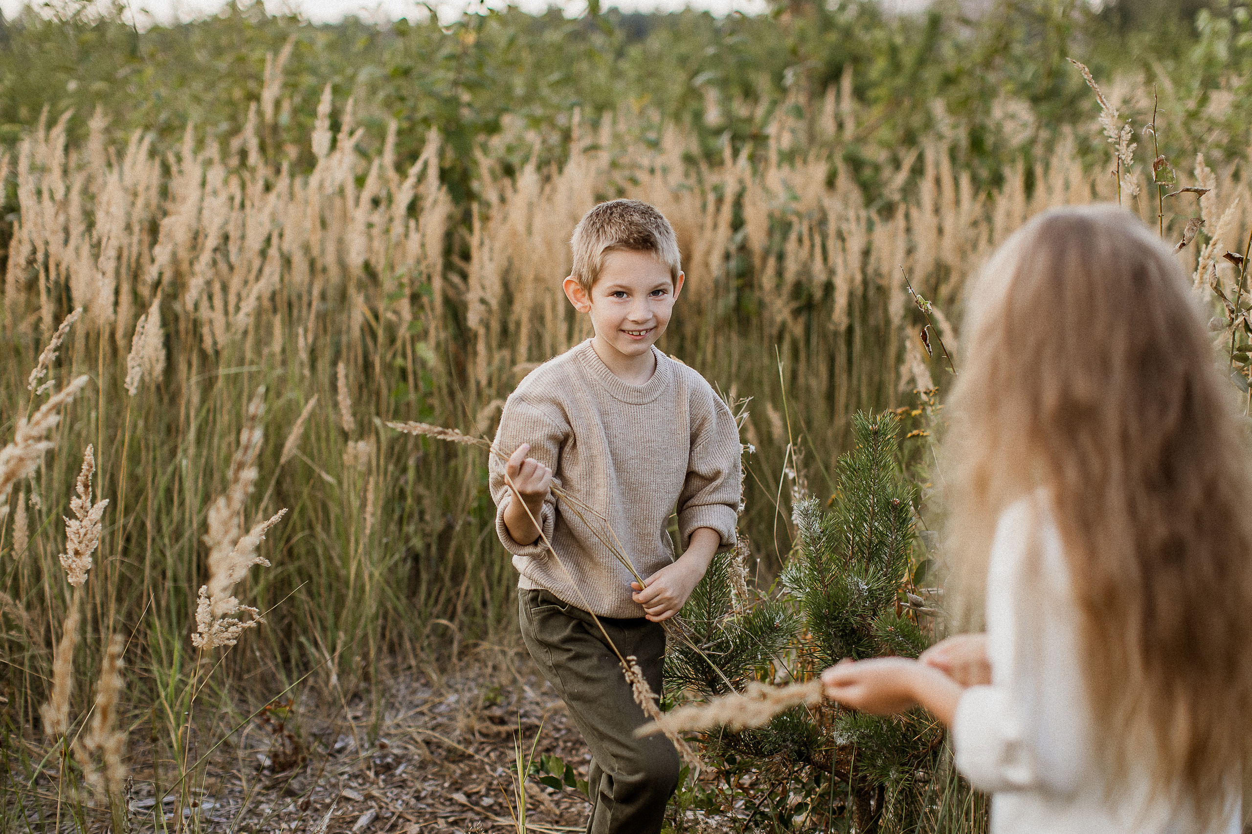 Вика, Ваня, Максим, Саша и кузнечик. Your story in photos
