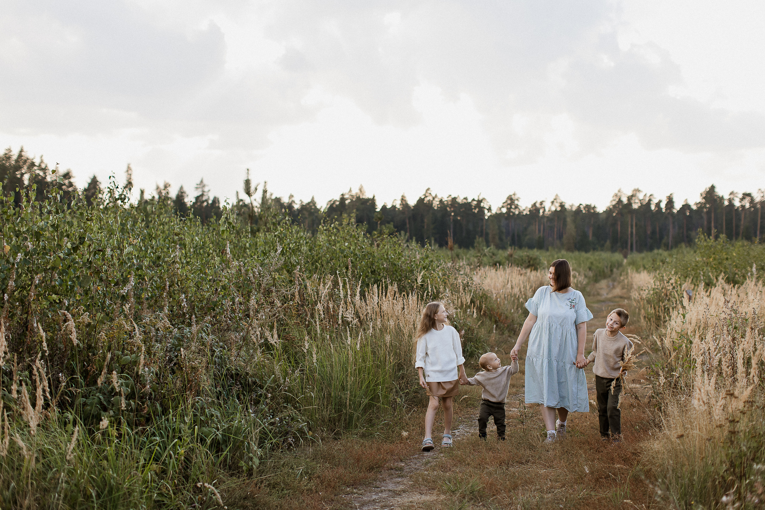 Вика, Ваня, Максим, Саша и кузнечик. Your story in photos