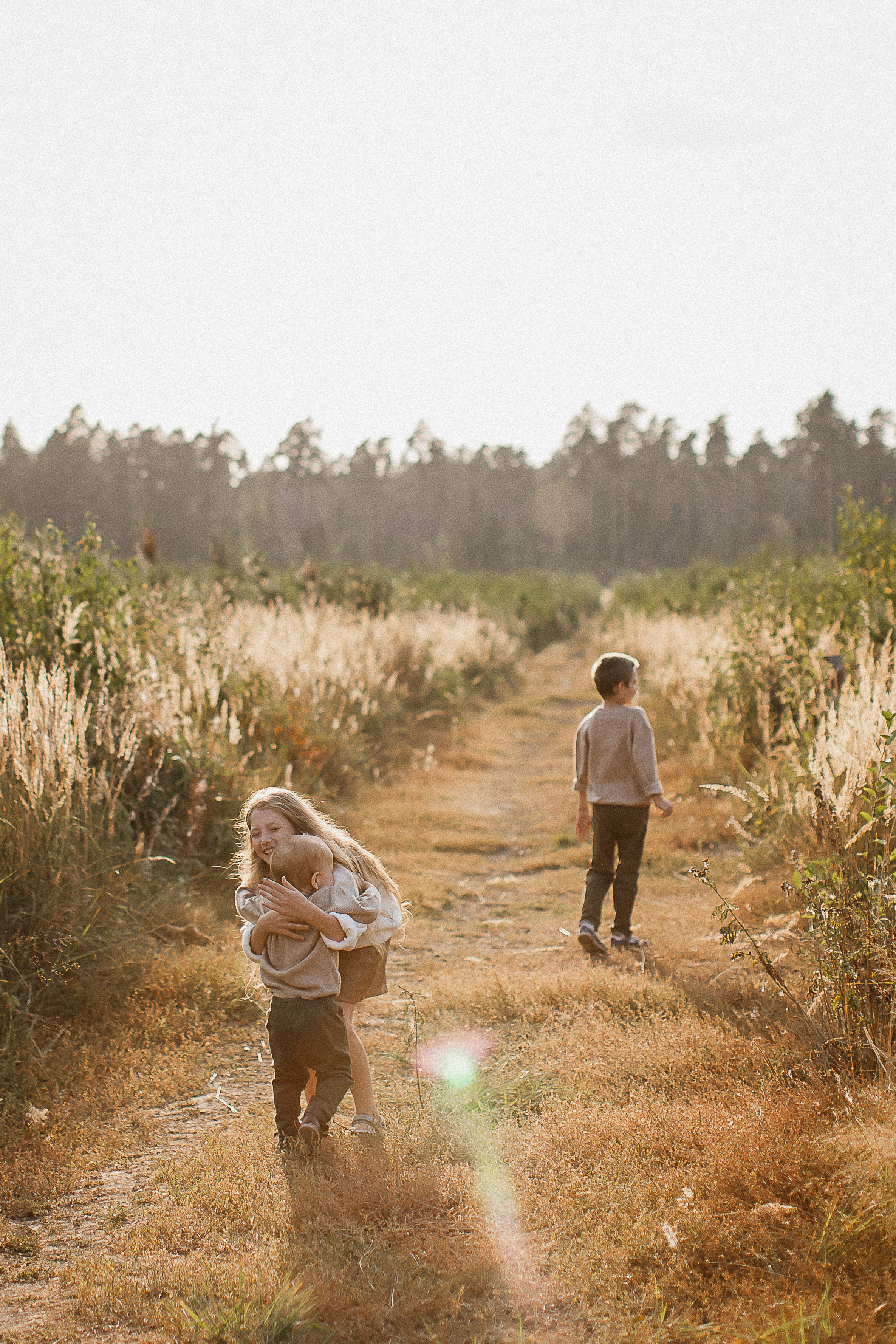 Вика, Ваня, Максим, Саша и кузнечик. Your story in photos