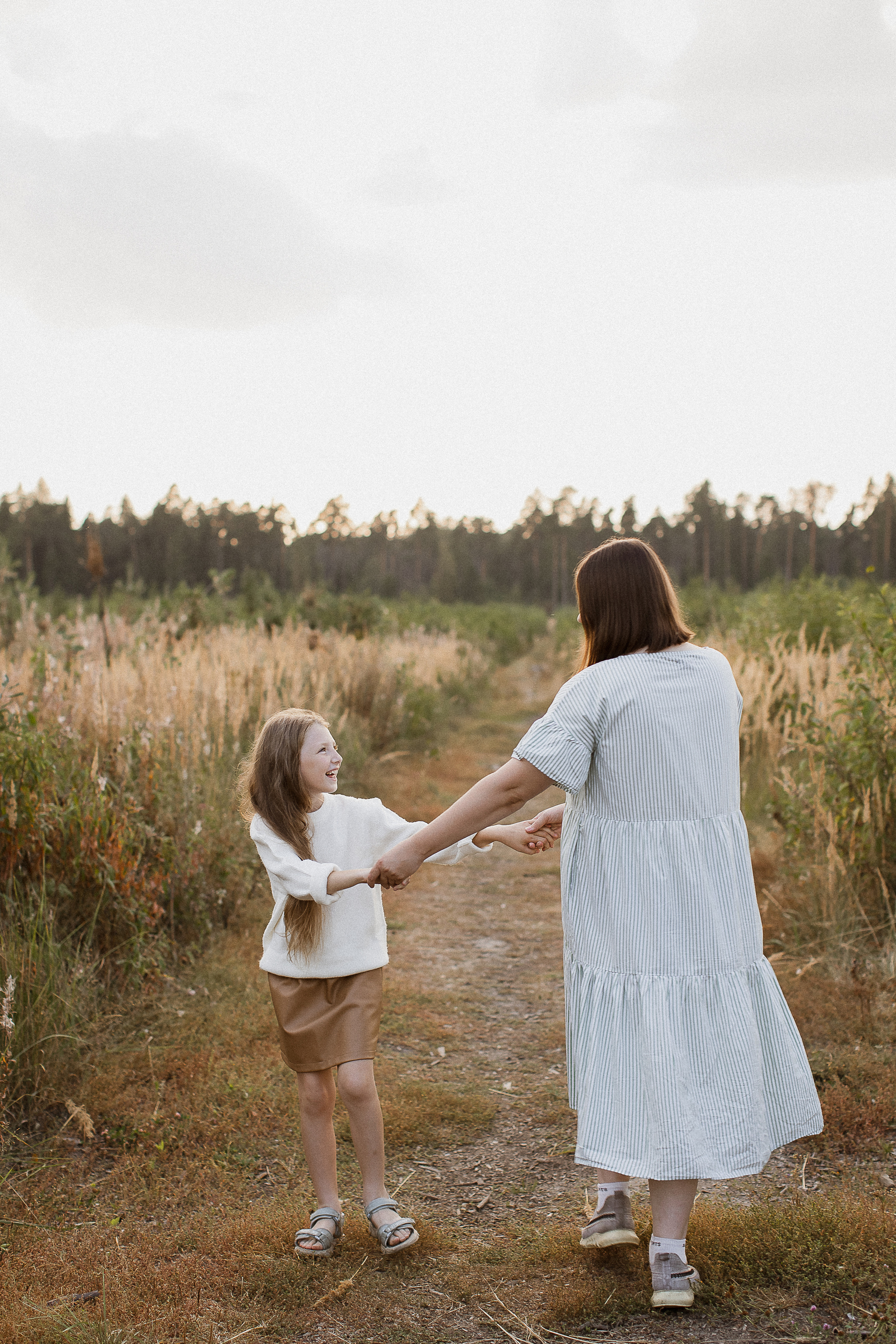 Вика, Ваня, Максим, Саша и кузнечик. Your story in photos