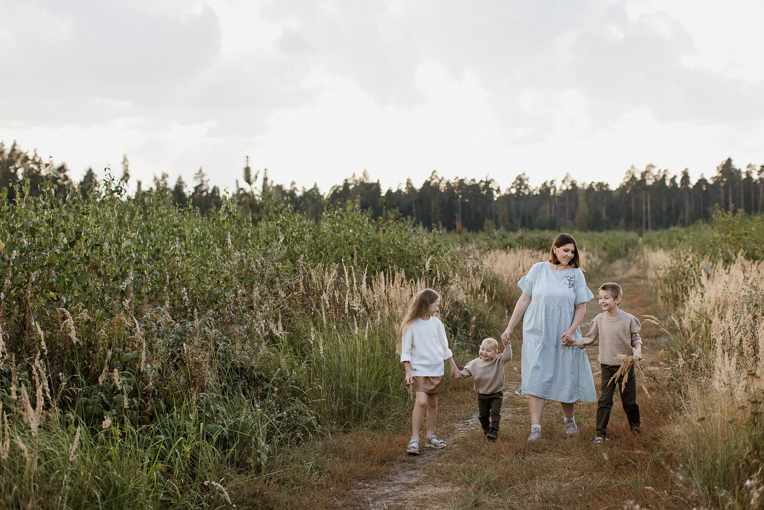 Вика, Ваня, Максим, Саша и кузнечик. Your story in photos