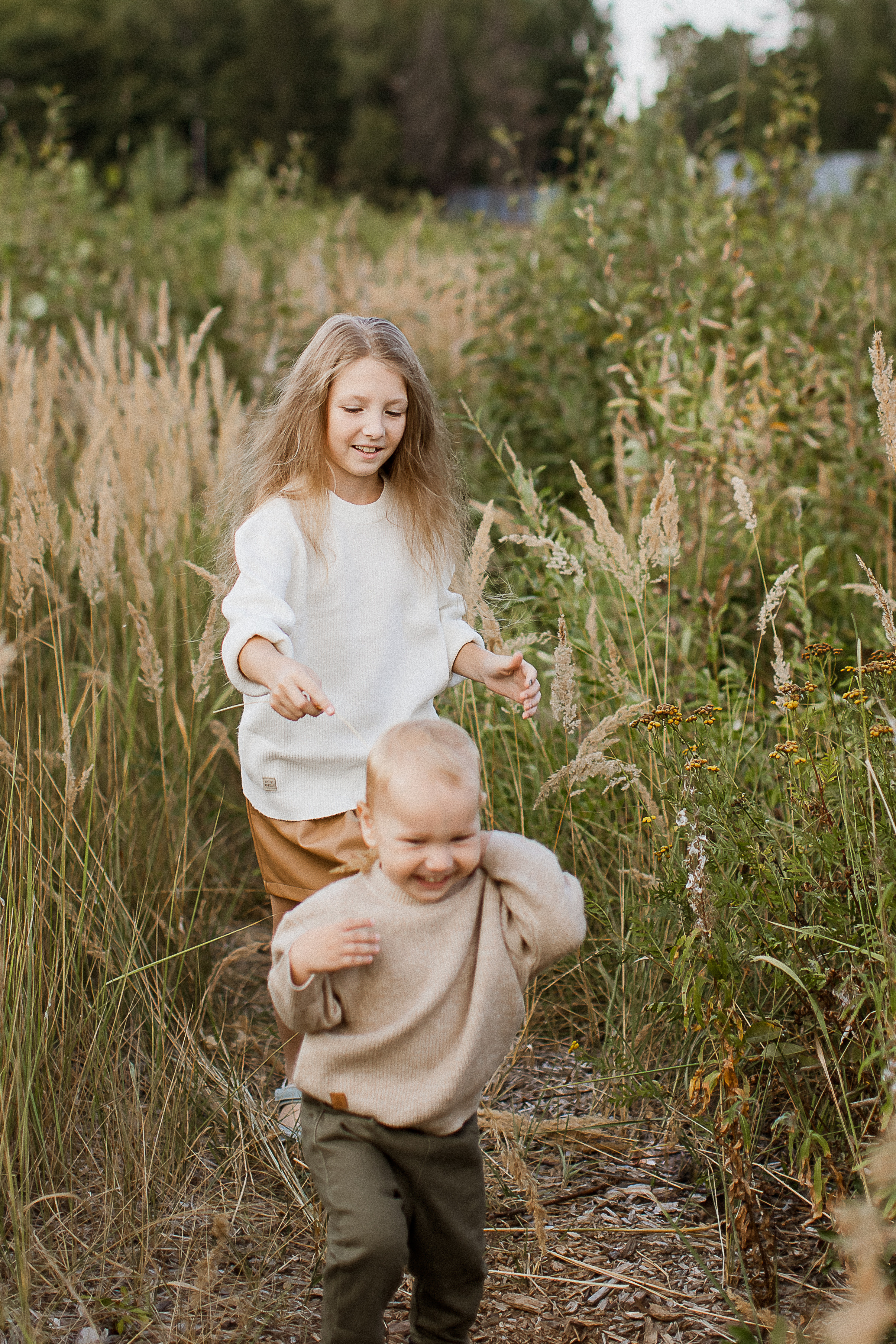 Вика, Ваня, Максим, Саша и кузнечик. Your story in photos