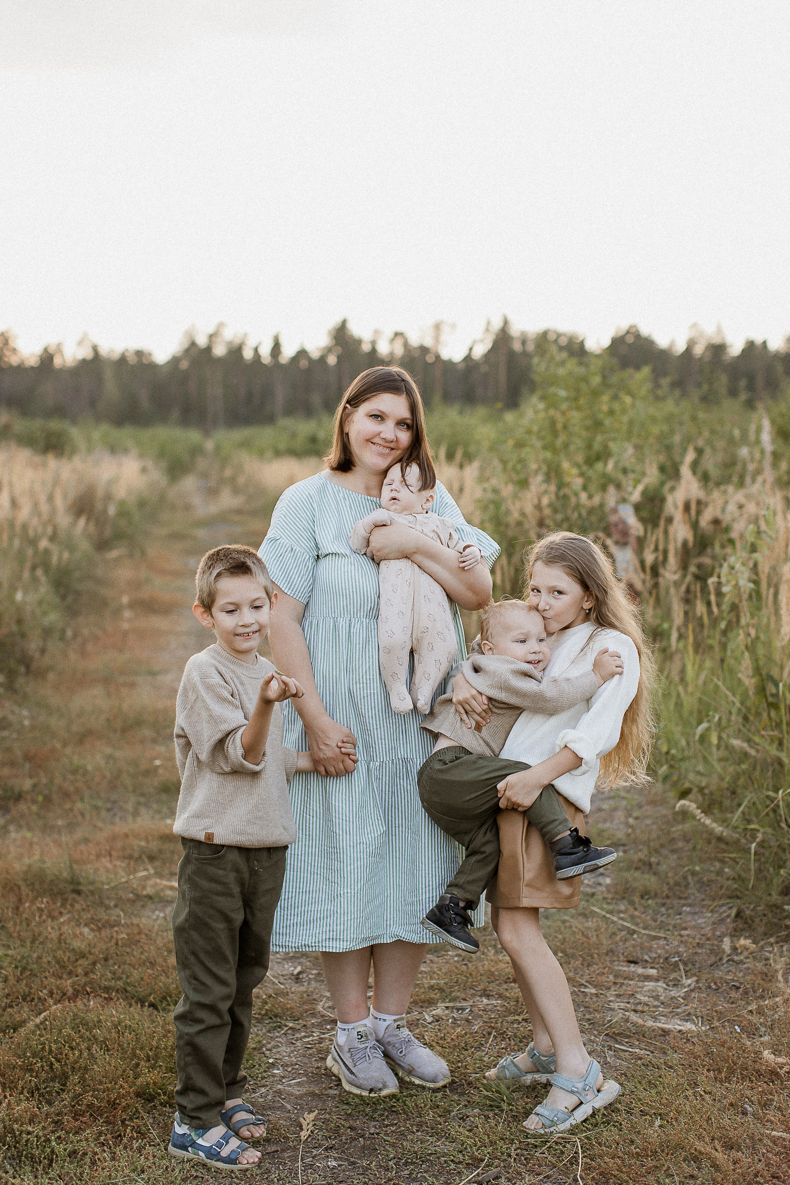 Вика, Ваня, Максим, Саша и кузнечик. Your story in photos