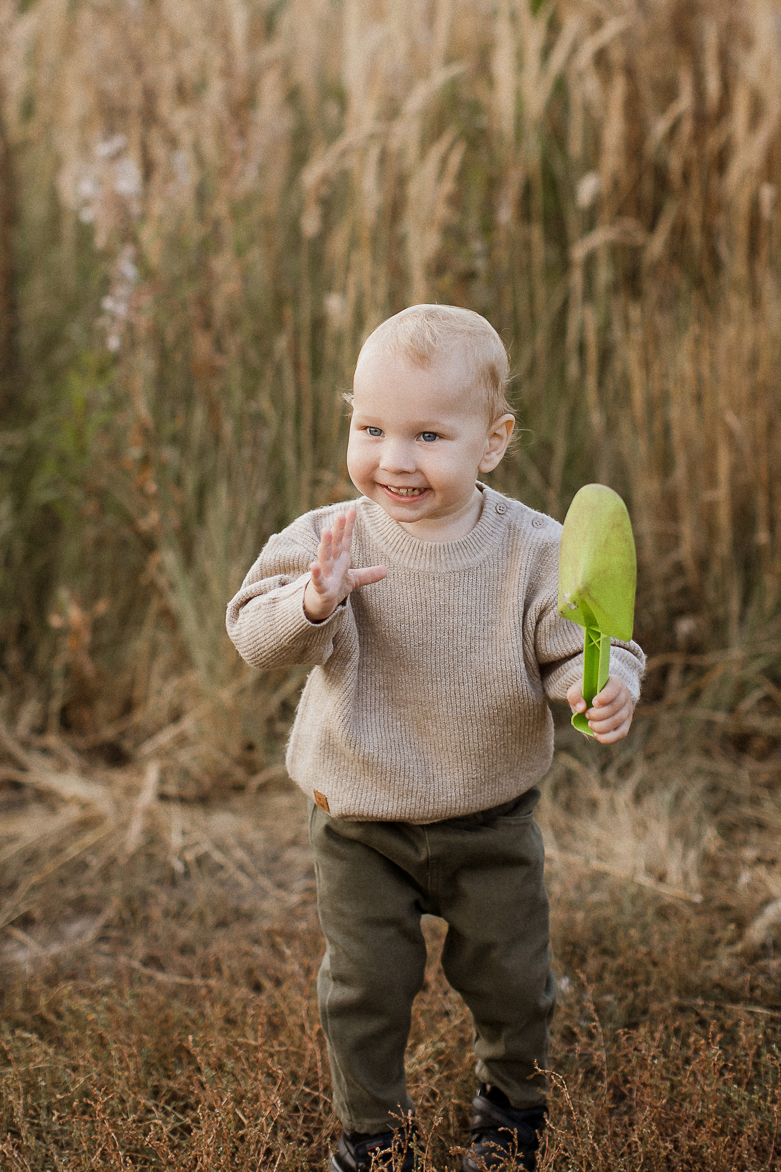 Вика, Ваня, Максим, Саша и кузнечик. Your story in photos