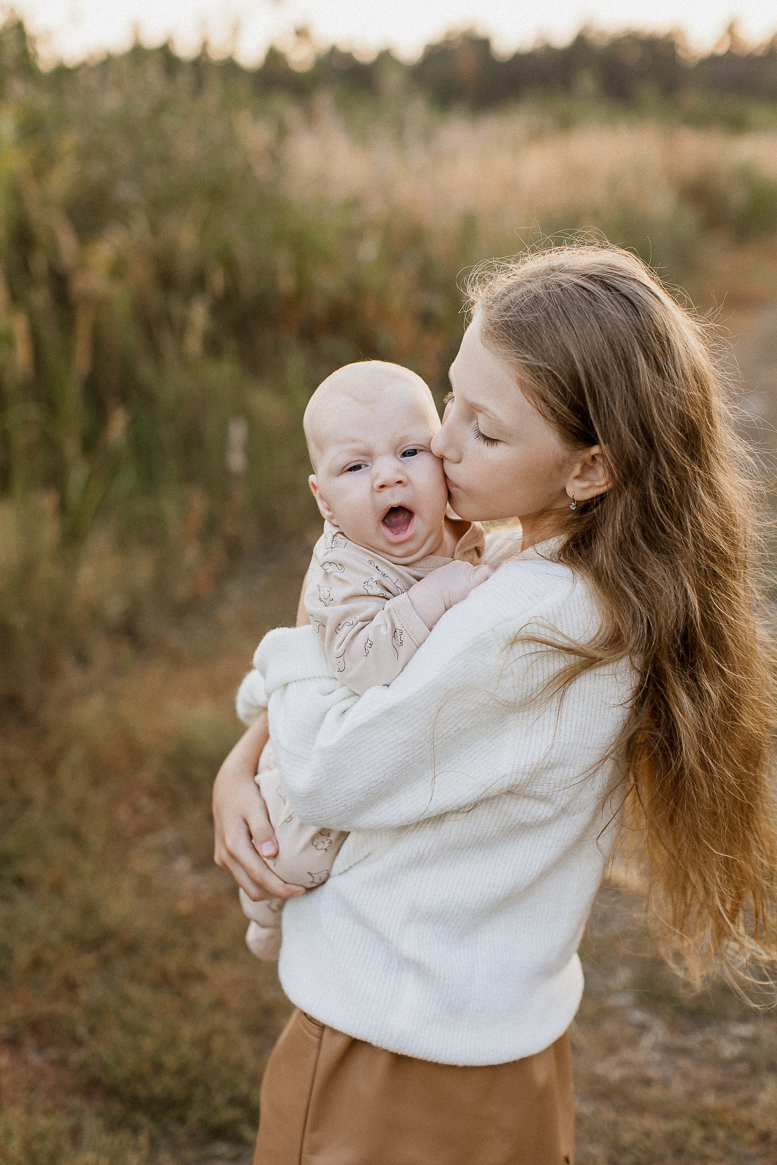 Вика, Ваня, Максим, Саша и кузнечик. Your story in photos