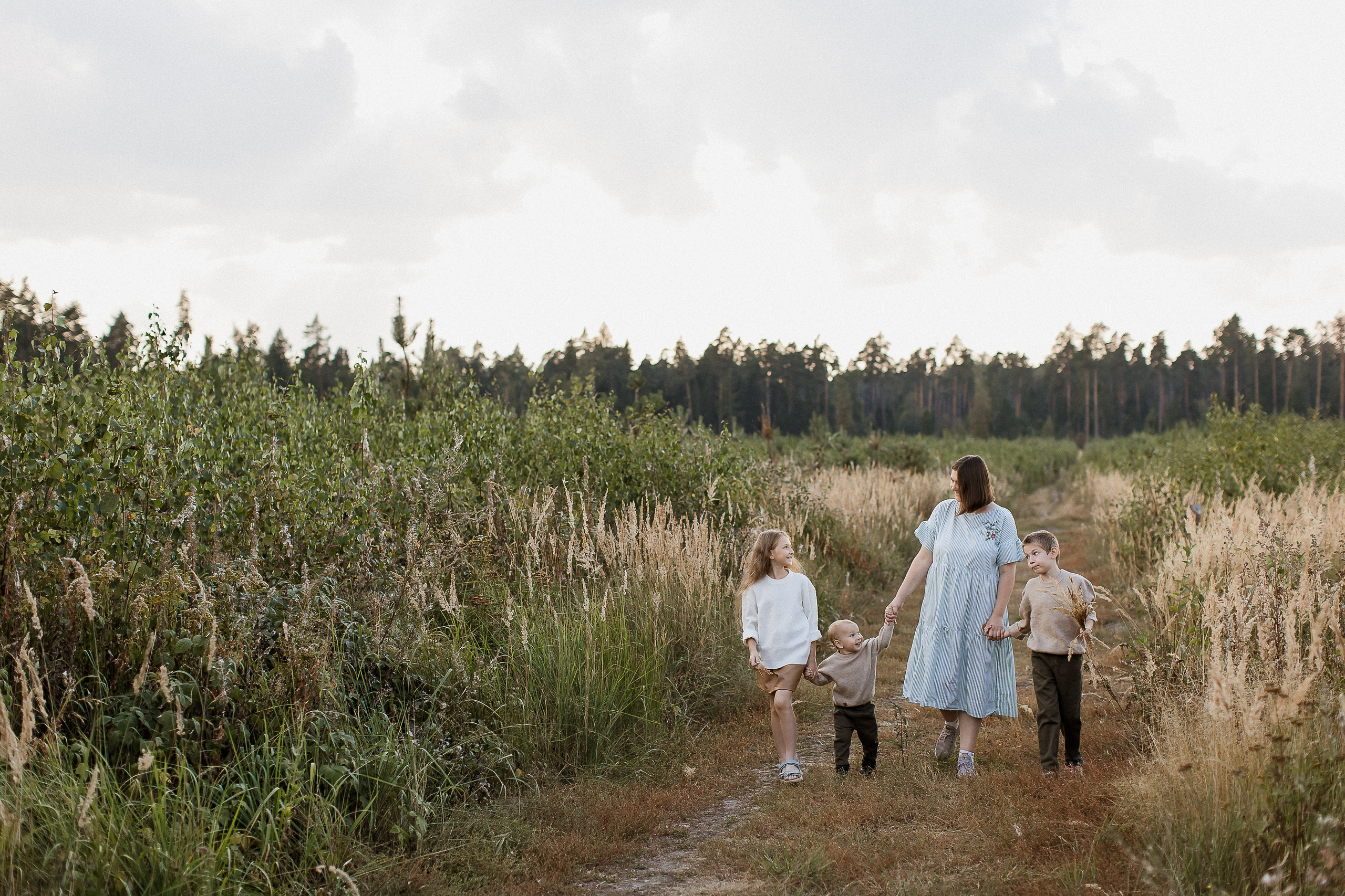 Вика, Ваня, Максим, Саша и кузнечик. Your story in photos