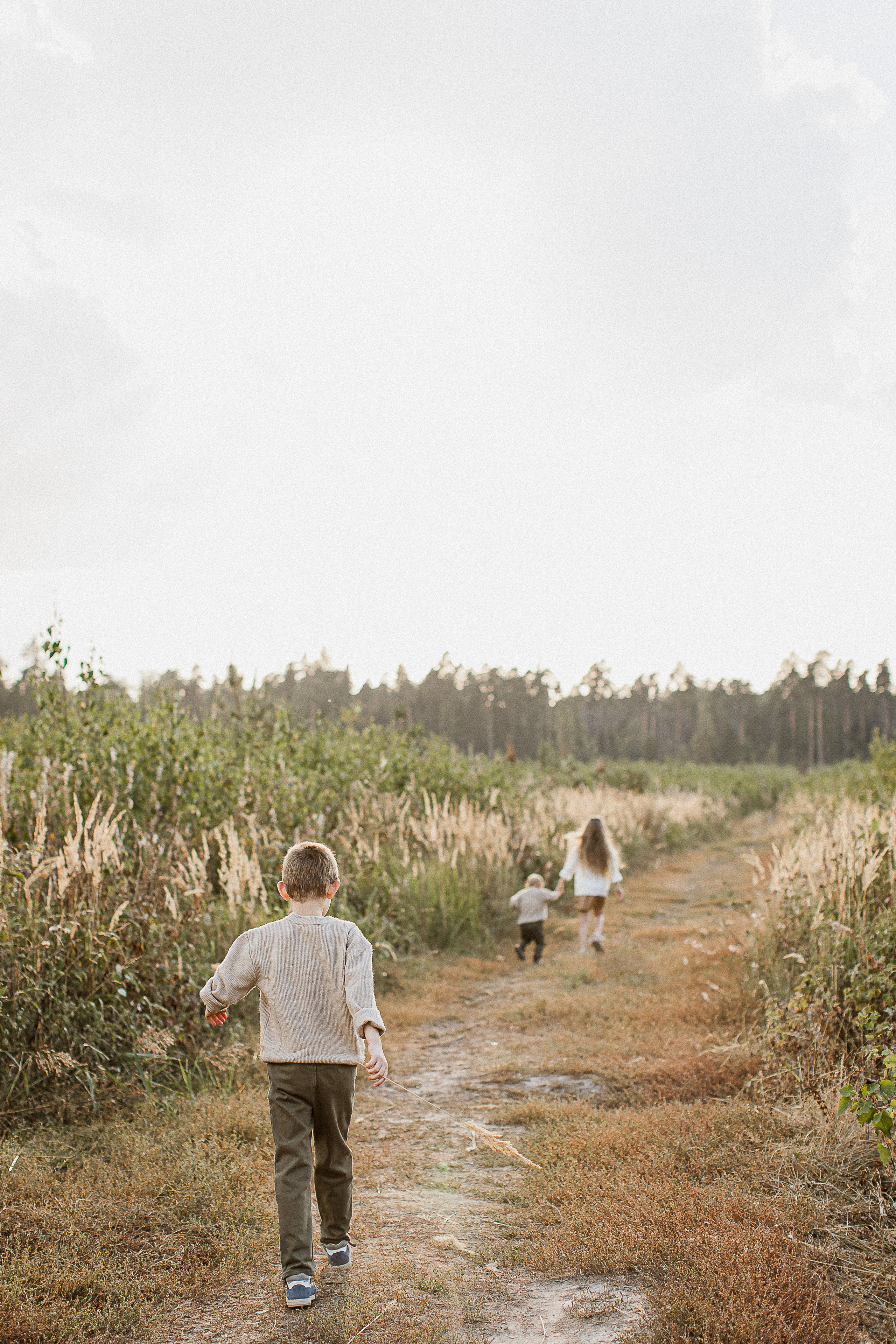 Вика, Ваня, Максим, Саша и кузнечик. Your story in photos