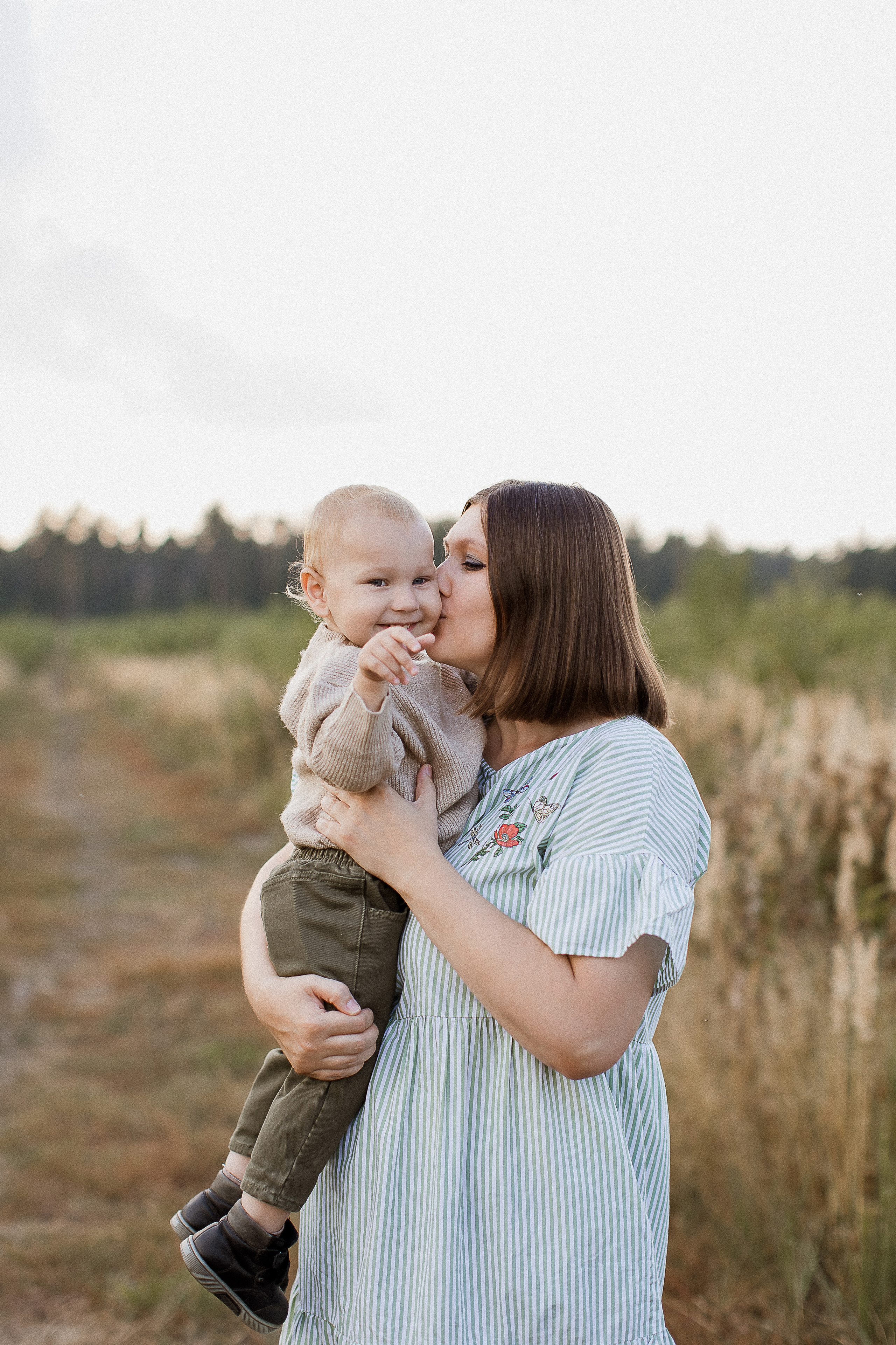 Вика, Ваня, Максим, Саша и кузнечик. Your story in photos