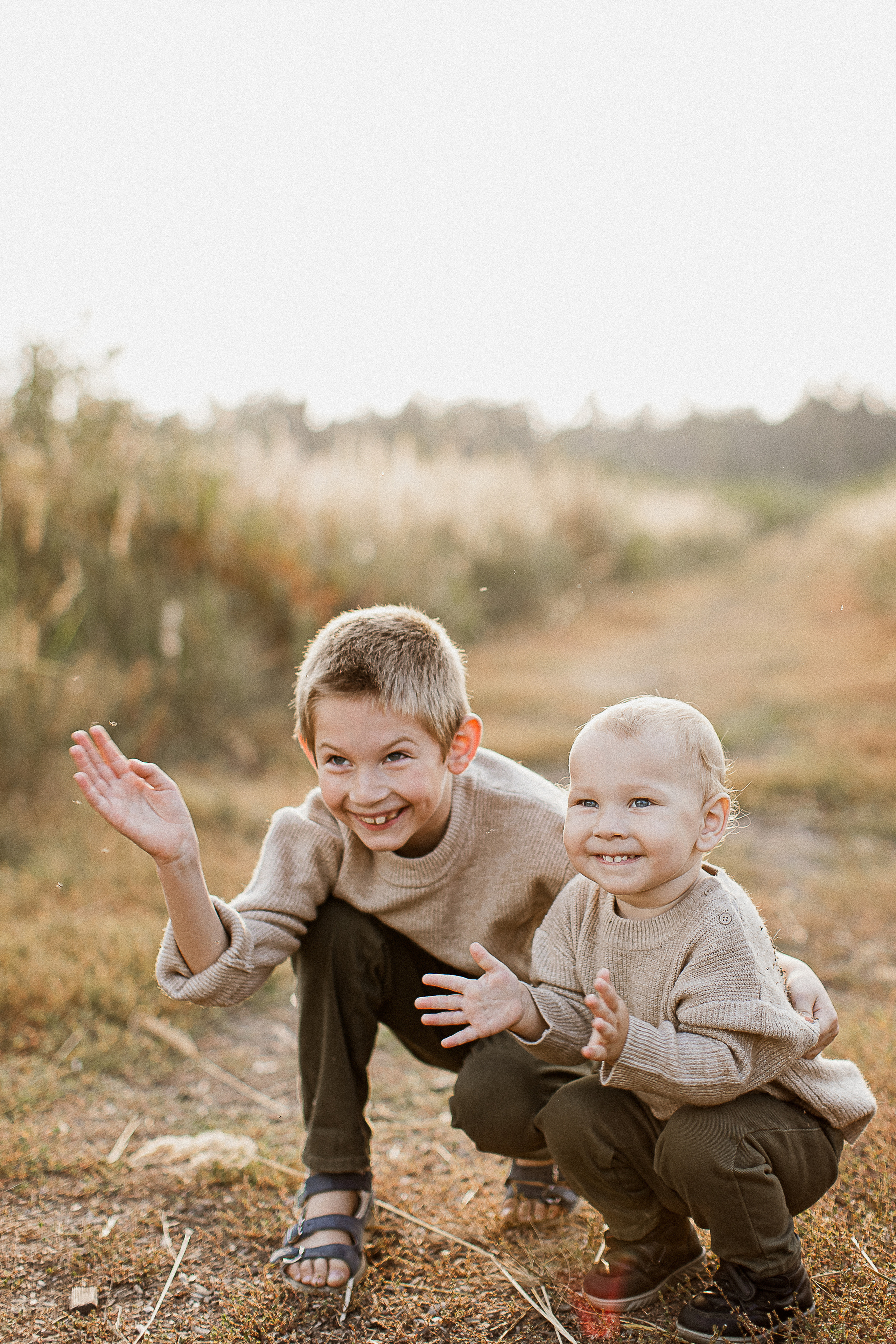 Вика, Ваня, Максим, Саша и кузнечик. Your story in photos