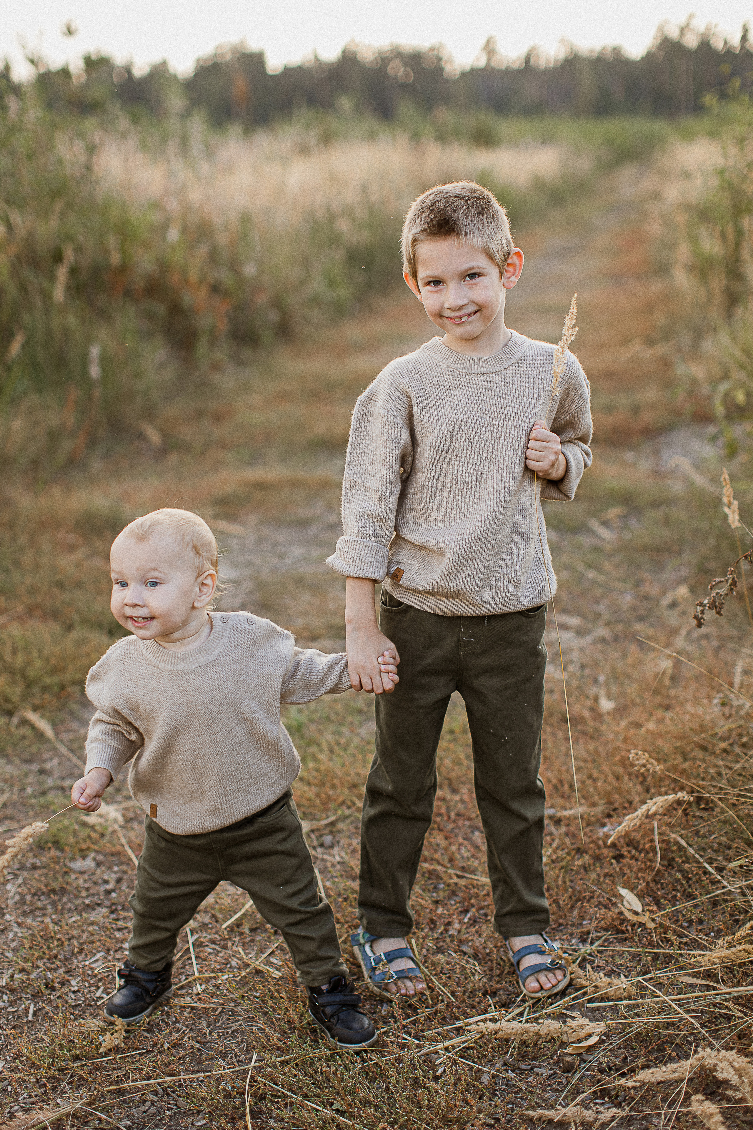 Вика, Ваня, Максим, Саша и кузнечик. Your story in photos